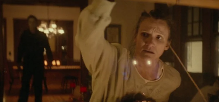 Michael Myers stalking woman in Halloween 2018
