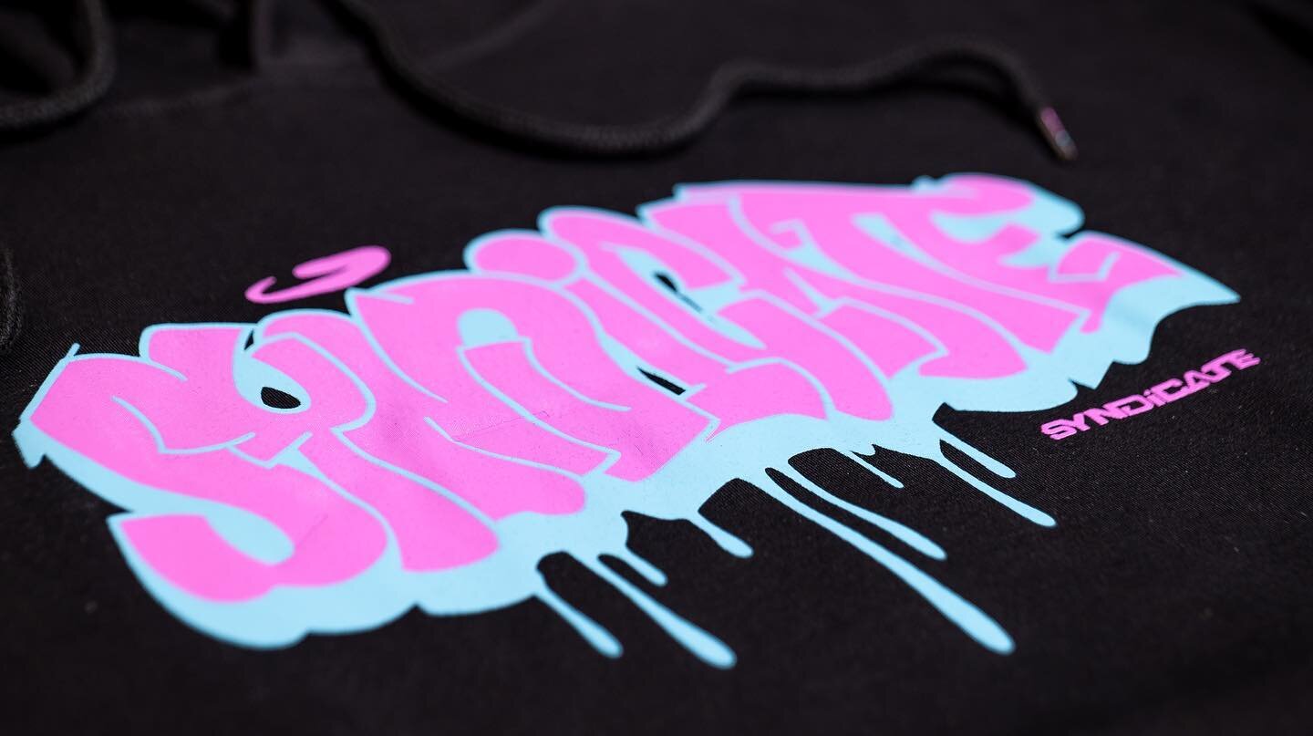 New KoZee hoodies just dropped in black and white on the site! Artwork by the very talented @sick.lines 🎨

#syndicate #syndicateski #freeski #comfy