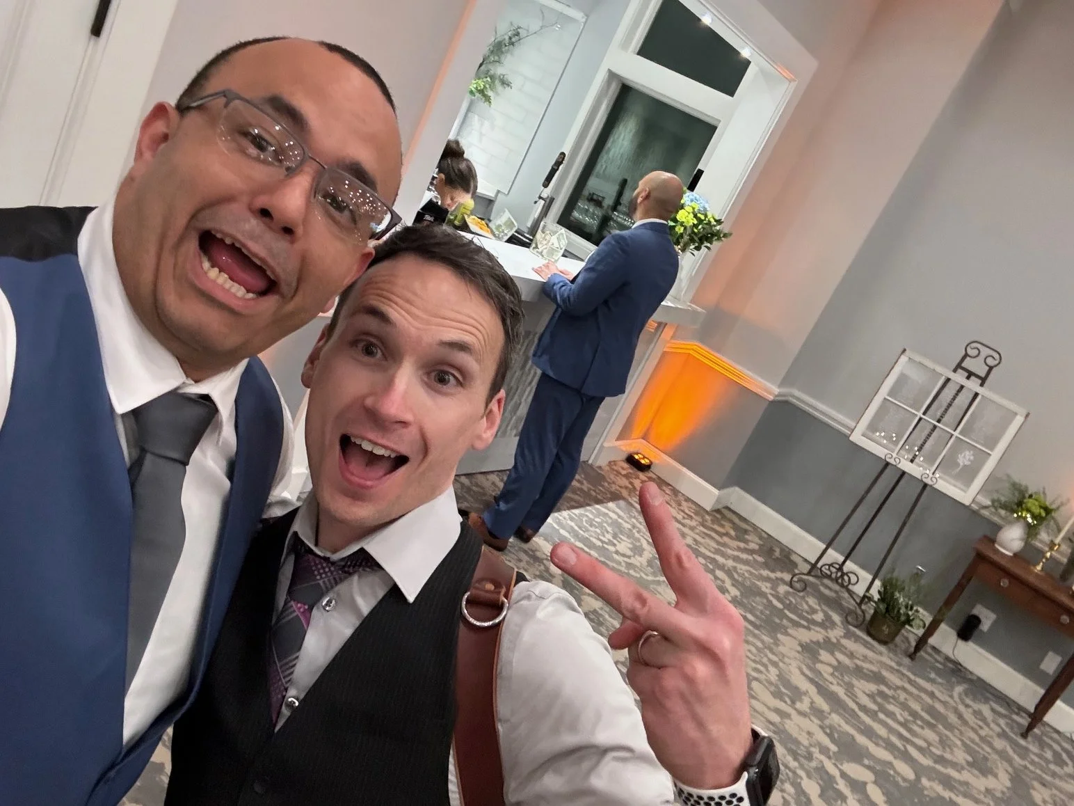 Dan posing for a selfie with a member of the wedding party