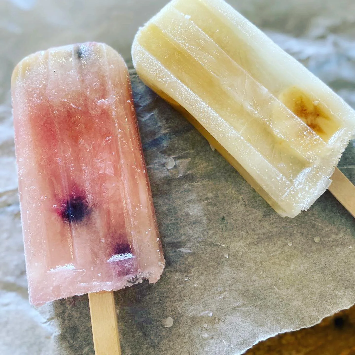 ☀️ Summer is finally here! ☀️Come and grab some of Leo&rsquo;s lollies from @jubileefoodhub shop &amp; cafe to cool down the kiddies after school. 
Choose from Apple and Blueberry, Apple and Banana or our newest option Apple and Raspberry! All made u