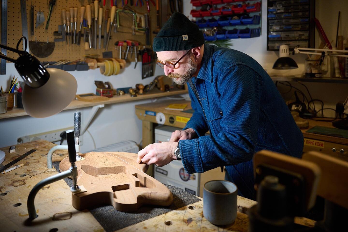 Hand carving a very exciting Spellbinder for @marcokanzcine.
Thanks for dropping by @davidkingphoto and taking these lovely shots!

#whatsonyourbench #handmade #offsetguitars #dowhatyoulove #handbuiltguitars #cockapoo