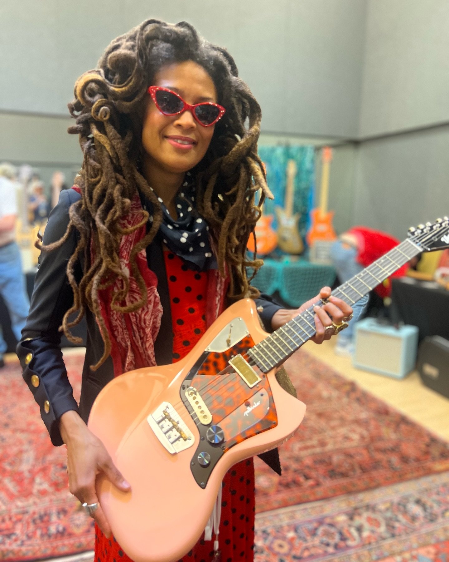 Thanks to the wonderful @thevaleriejune for dropping by the Uberfrank stand @fretboardsummit. Can&rsquo;t wait for the show tonight!

#offsetguitars #boutiqueguitars #guitarsofinstagram #fretboardsummit