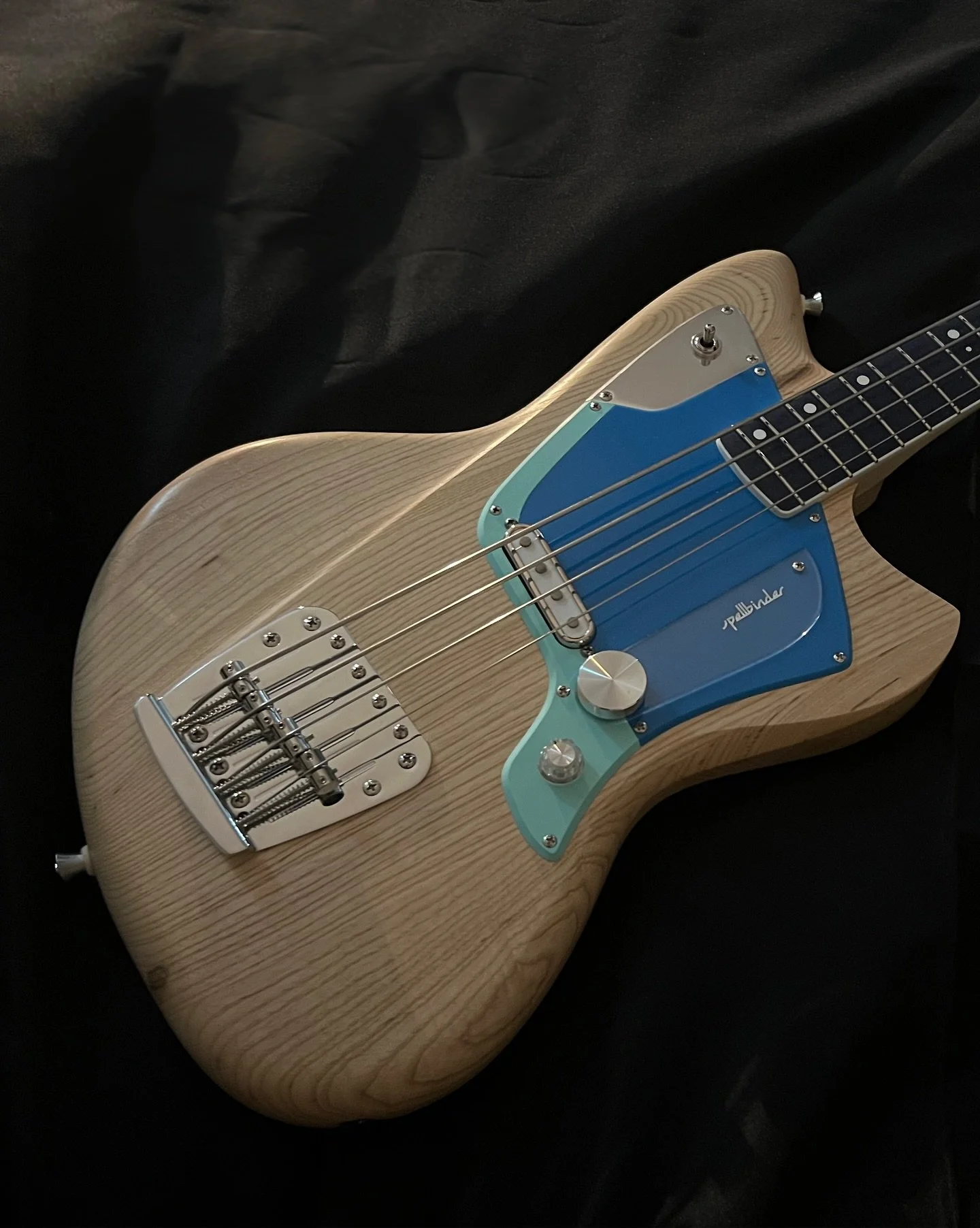 It&rsquo;s taken me a long time to get around to this! But after quite a few requests here&rsquo;s the short scale bass version of my most popular model, the Spellbinder. 

- 30&rdquo; scale length
- @mojopickups overwound 4-pole Musicmaster pickup 
