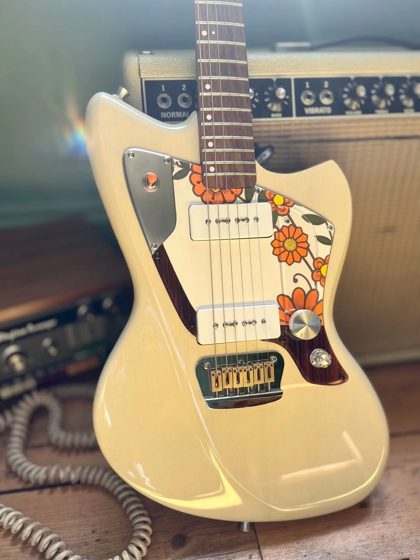 Uberfrank &lsquo;Select&rsquo; - AVAILABLE NOW

Custom builds spec&rsquo;d out by Uberfrank.
_________________________________

Just finished this lovely Spellbinder, and yes - that IS a 1970&rsquo;s tea tray for a pickguard.

-Semi transparent gloss