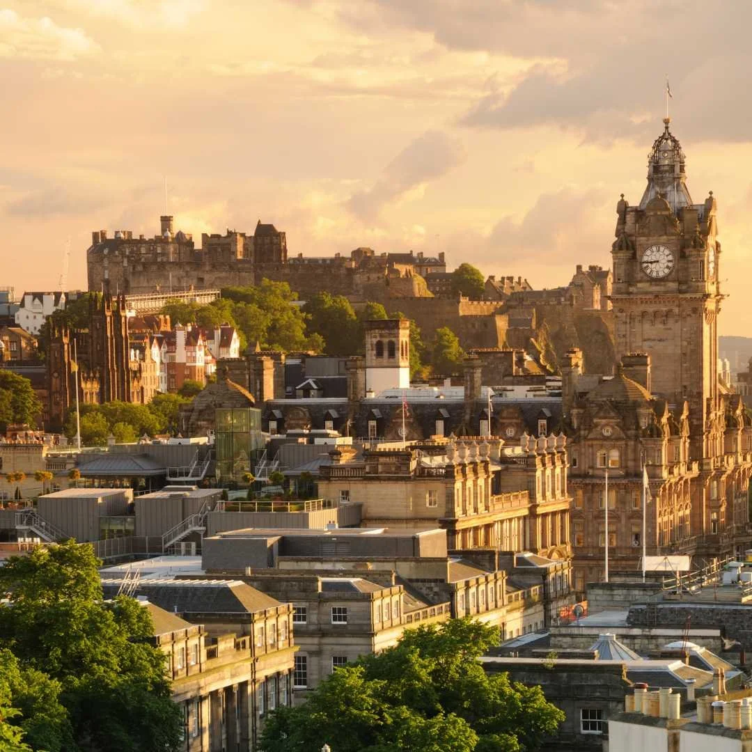 Edinburgh skyline and Edinburgh Castle in Scotland