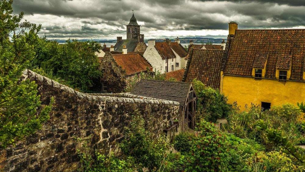 The rooftops and cobbled streets of Culross, Outlander’s Cranesmuir, on the Outlander filming locations day tour from Edinburgh