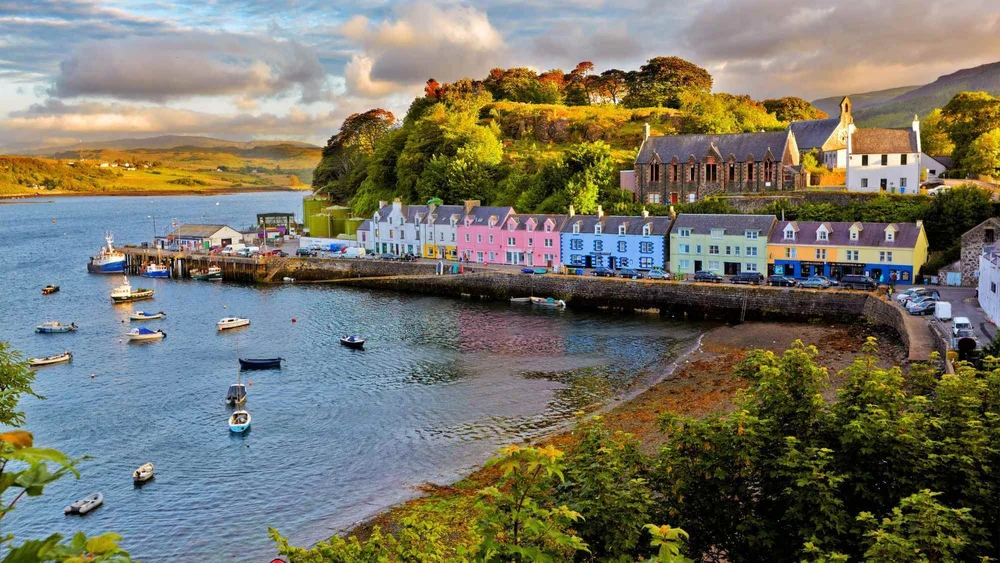 Pink, blue and yellow houses along the harbour at Portree on the Isle of Skye