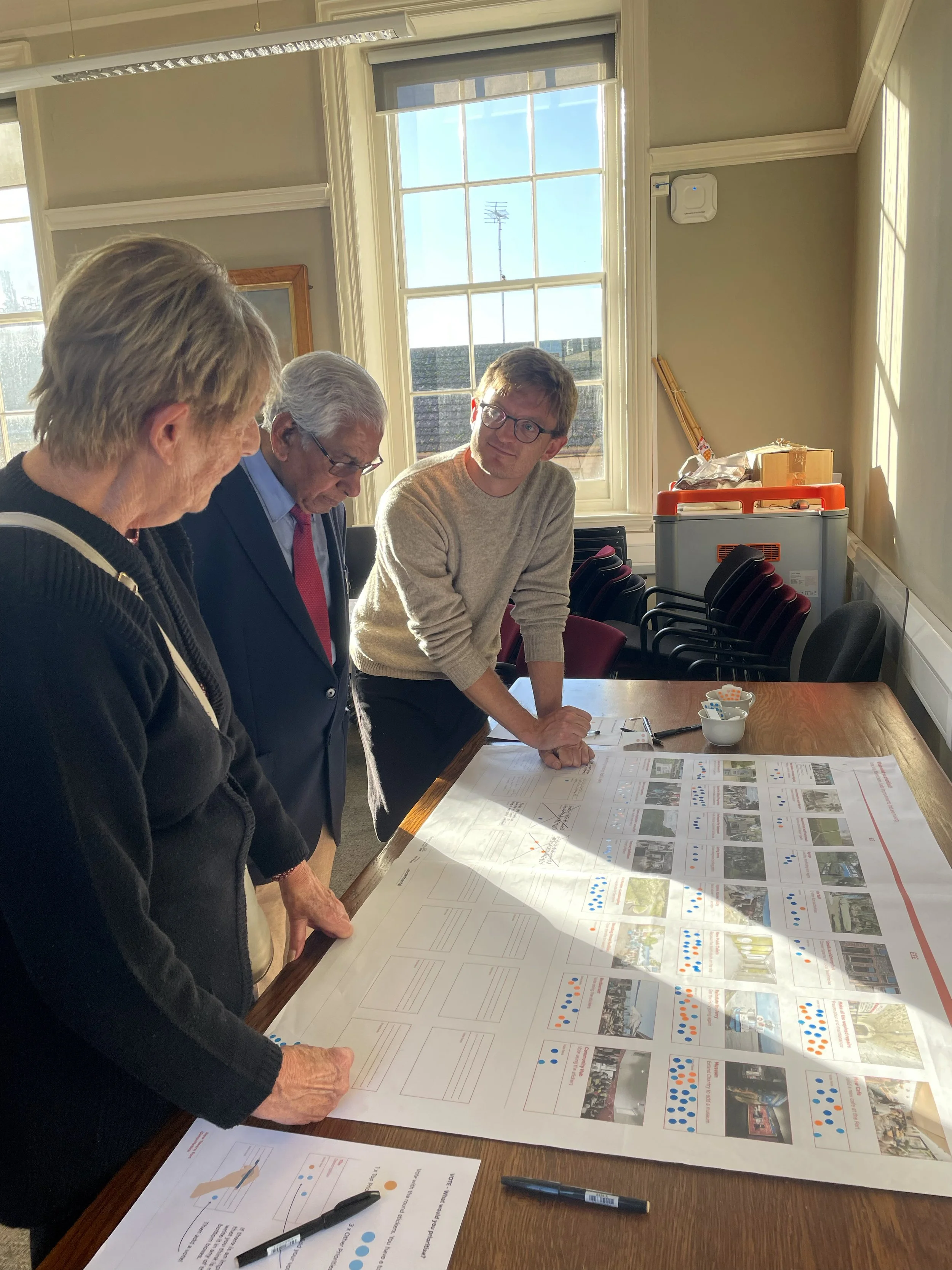 Image of Charlie Palmer talking to members of the public about plans for Gravesend Fort