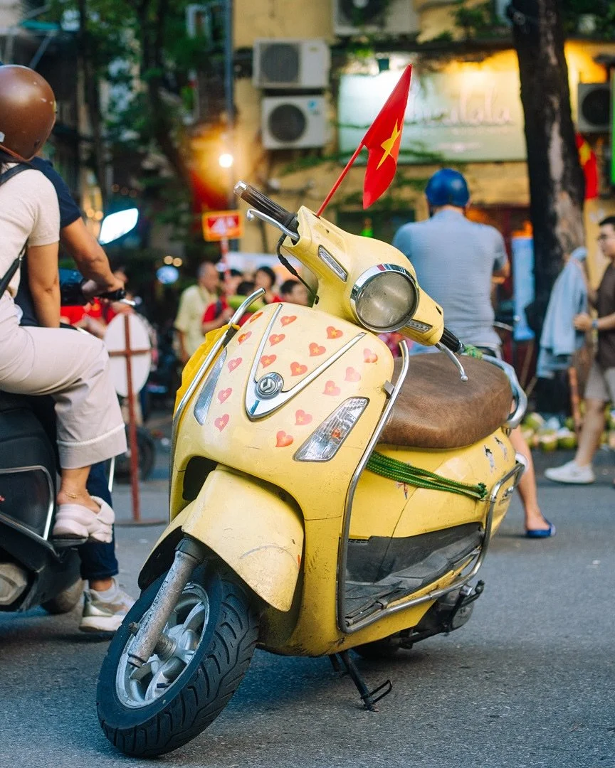 Motorbikes and retro signs - I have zero self-control when it comes to taking photos here.
.
Vietnam pics will soon make my gallery a funky mess but I have no marketing coach to tell me off, so I&rsquo;ll just keep posting 😂
.
#hanoivietnam #hanoiwa