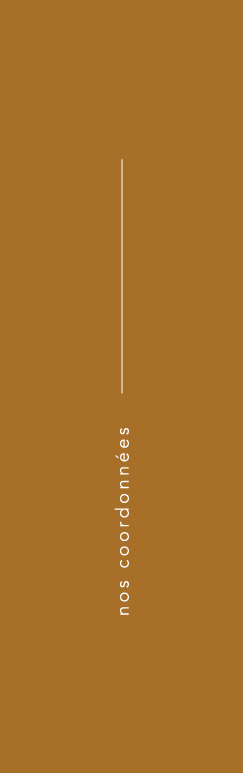 Rectangle de couleur moutarde avec un texte vertical qui dit "nos coordonnées" et une ligne verticale blanche.                                