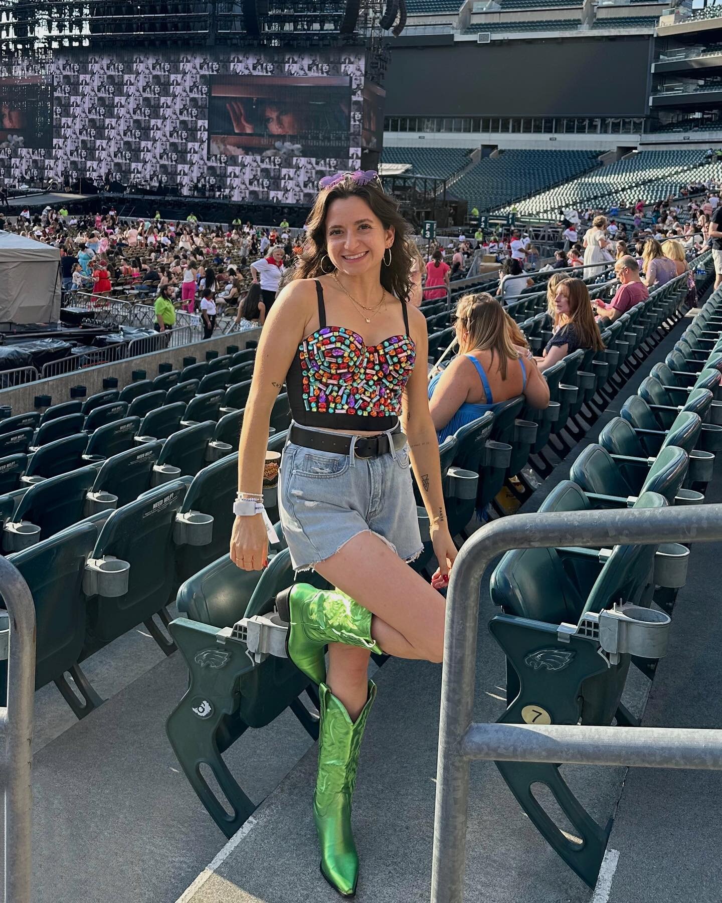 Best believe I'm still bejeweled 💚 When I walk in the room ✨ I can still make the whole place shimmer 💎

#babyyyliwears @frame jeans, @amazonfashion shoes &amp; top (linked on storefront) 

Spring style, denim, cowboy boots, basics, eras tour, jean