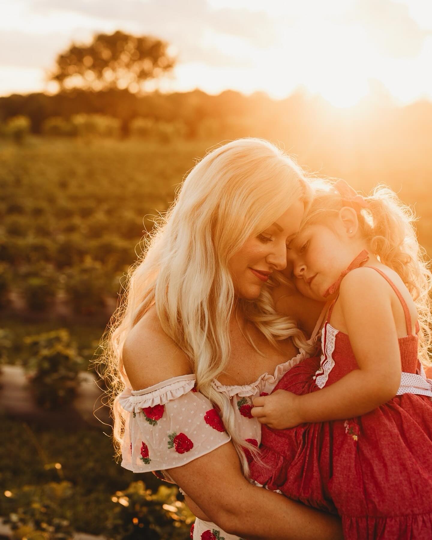 Sunny days and Strawberry Fields 
.
.
.
.
#kentuckyphotographer #tennessephotographer #destinationphotographer #strawberryfields #lifestylephotography #lifestylephotographer #strawberry #motherdaughterphotoshoot