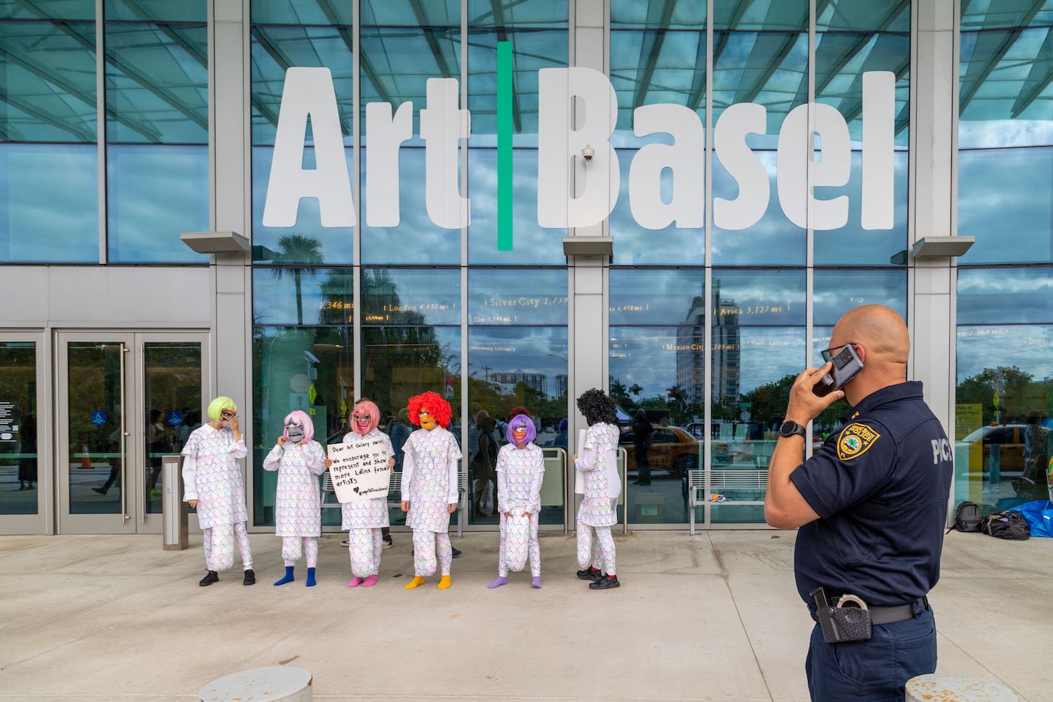   No me pongan en lo oscuro (Do not bury me in Darkness) Action #7   / Unannounced performative action at The Art Basel Miami Fair (December 4, 2021) / Performers: Arantxa Araujo, Gabriela Burdsall, Salomé Egas, Veronica Pena, Legna Rodriguez, Odie S