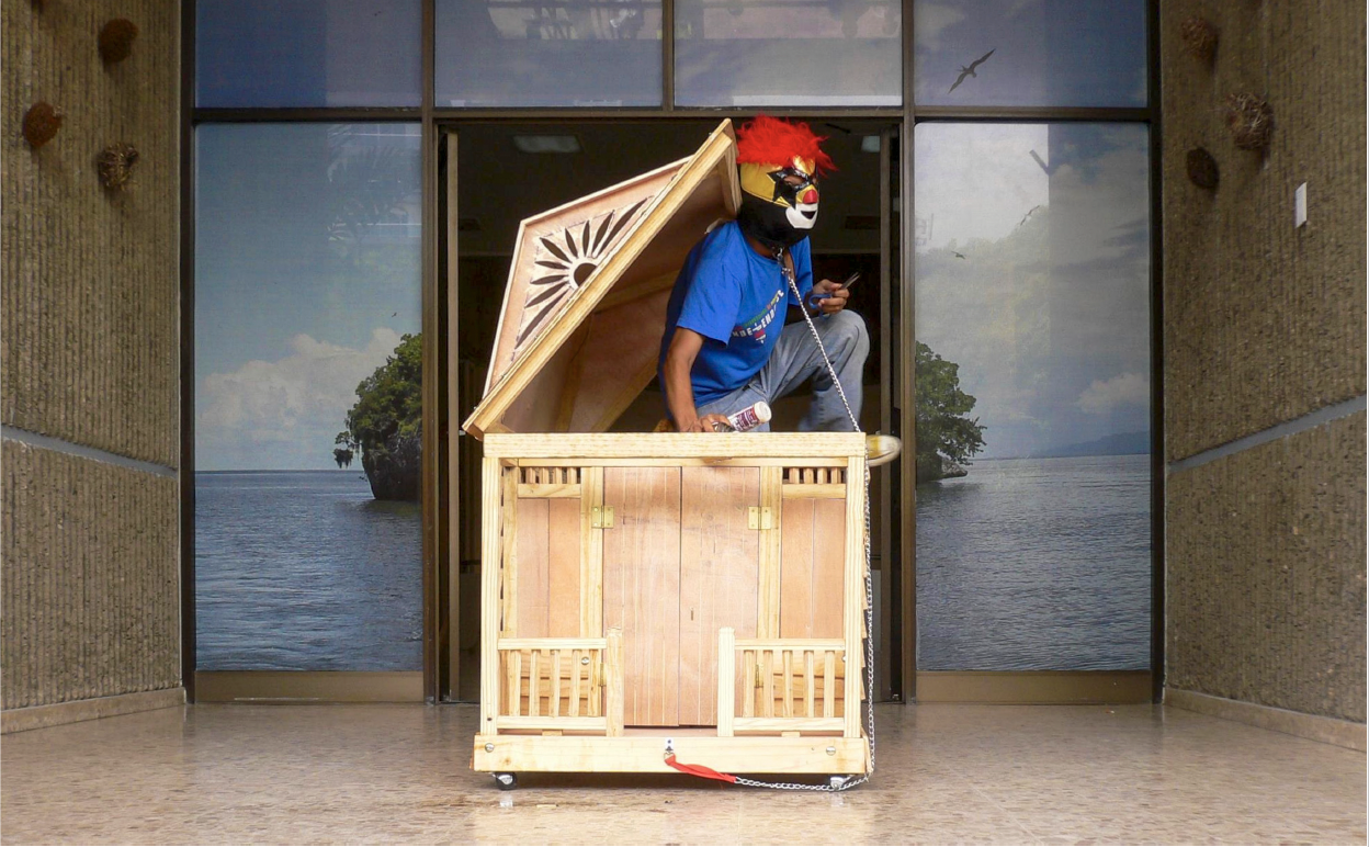 LA CASA / Premio Nacional de Performance 2011 / XXVI Bienal Nacional de Artes Visuales / Museo de Arte Moderno, Santo Domingo, RD. Photo: Patricia Castillo (Patutus)