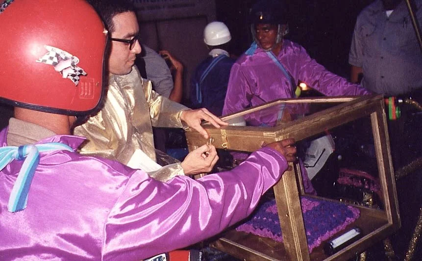  Nicolás Dumit Estévez,  La Papa Móvil , 2001-2002, performance/installation / Photo: Alanna Lockward 