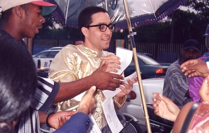  Nicolás Dumit Estévez,  La Papa Móvil , 2001-2002, performance/installation / Photo: Alanna Lockward 