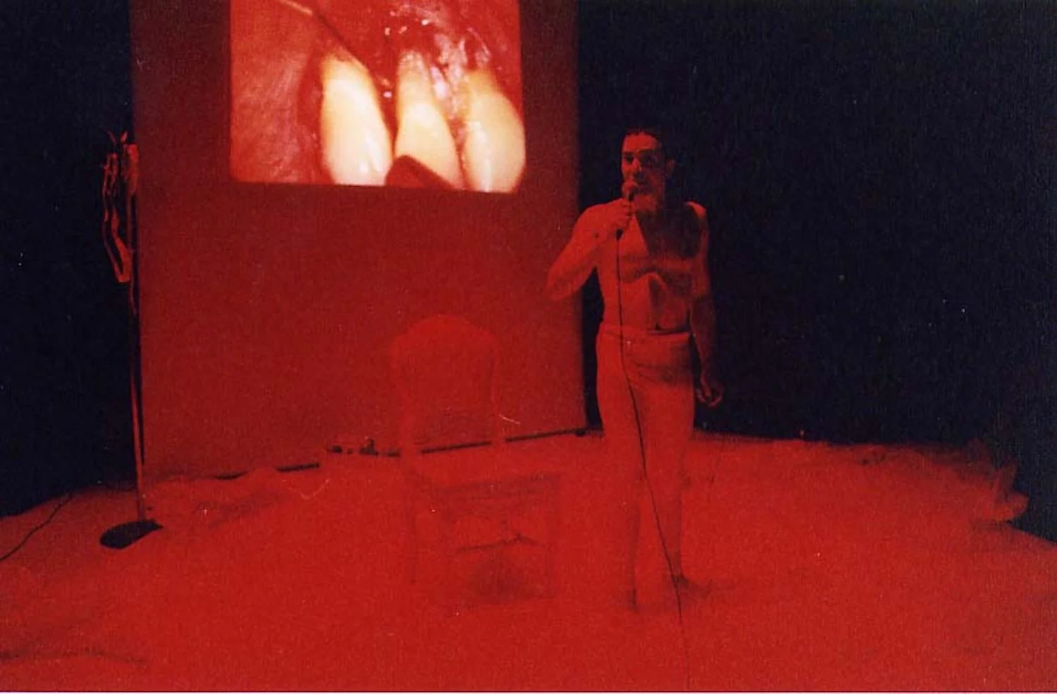  Nicolás Dumit Estévez,  Cavum Gloriosum , 2001, performance / Photo: Marco Fedele di Catrano 