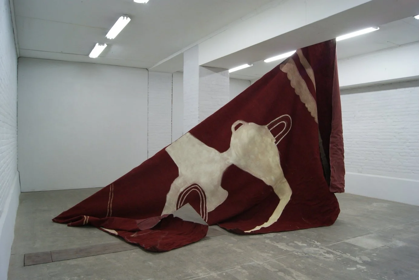  Ciro Beltrán, installation with carpet, 2018 / Sala. Puntángeles, Valparaiso, Chile 