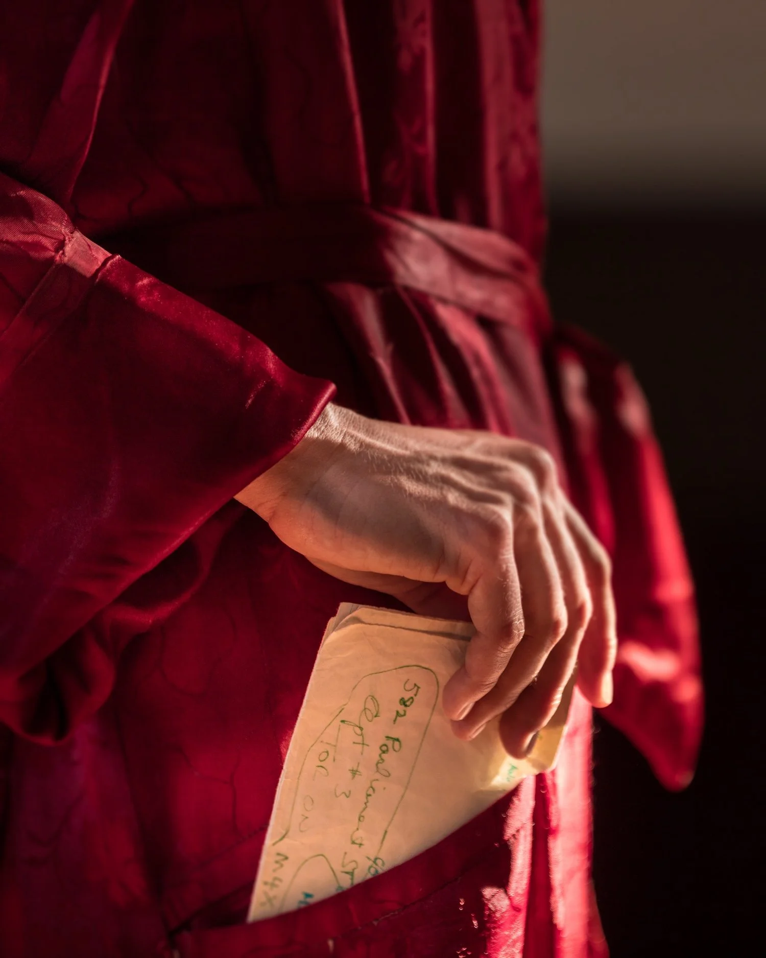  Heidi Strauss,  Grey Lipstick  (by Murray Darroch, choreographed in 1986) / Photo: Jeremy Mimnagh  