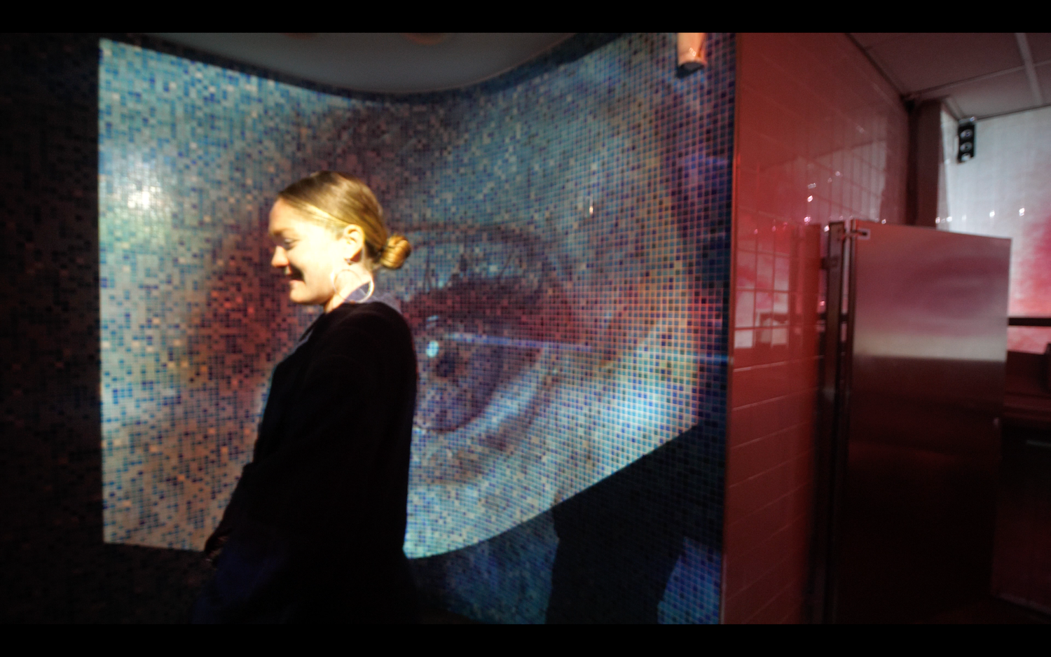  Lily Baldwin,  QUICK SLICE , 2019 / Installation documentation of projected film 