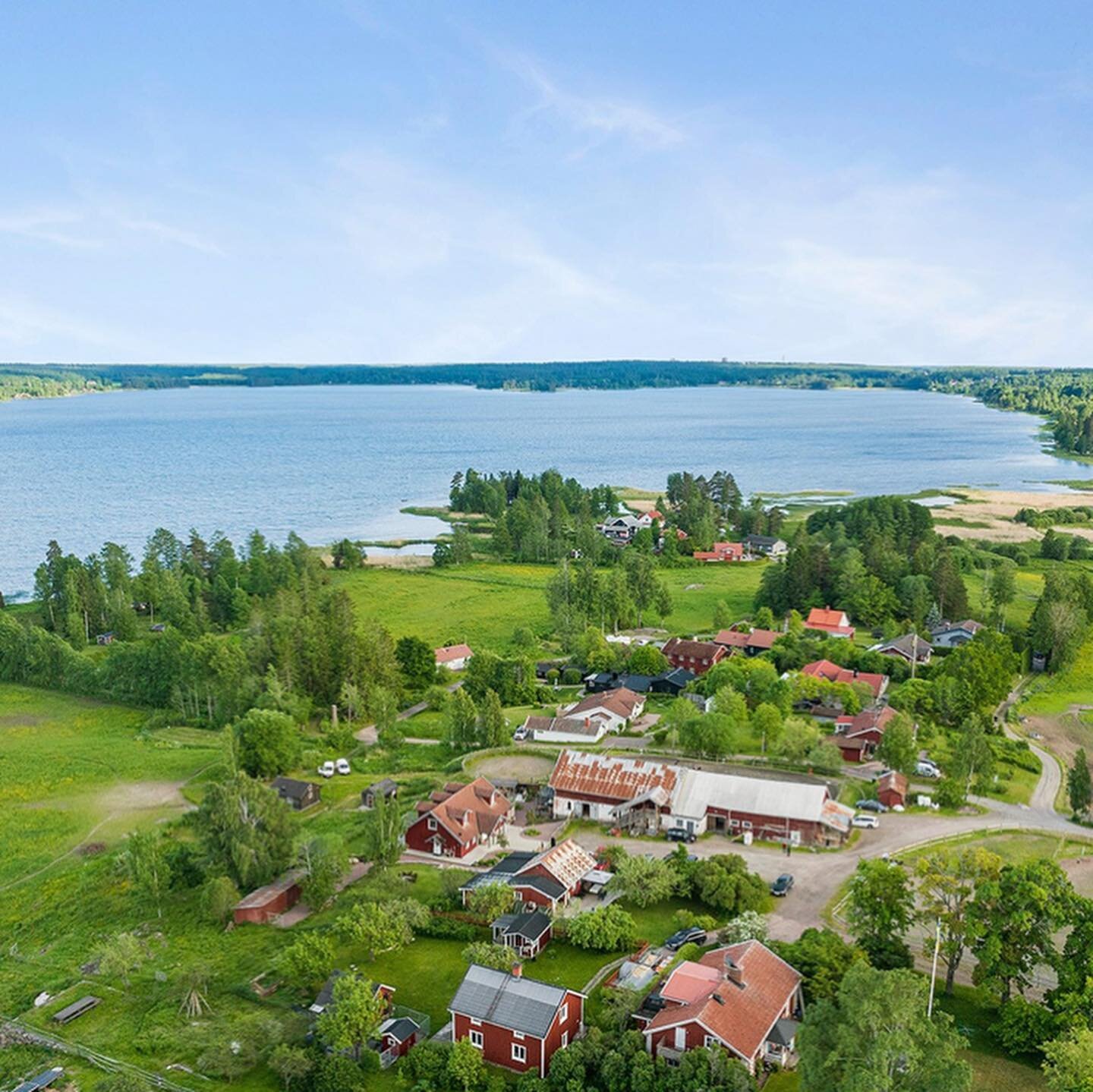 🌱Ulvsby Ranch is for sale! 

This is my sisters ranch located in V&auml;rmland Sweden. Sitting next to lake Alstern with beautiful water views and close to nature, this is a dream for those who is longing to work and live with horses! 
Lena and Isak