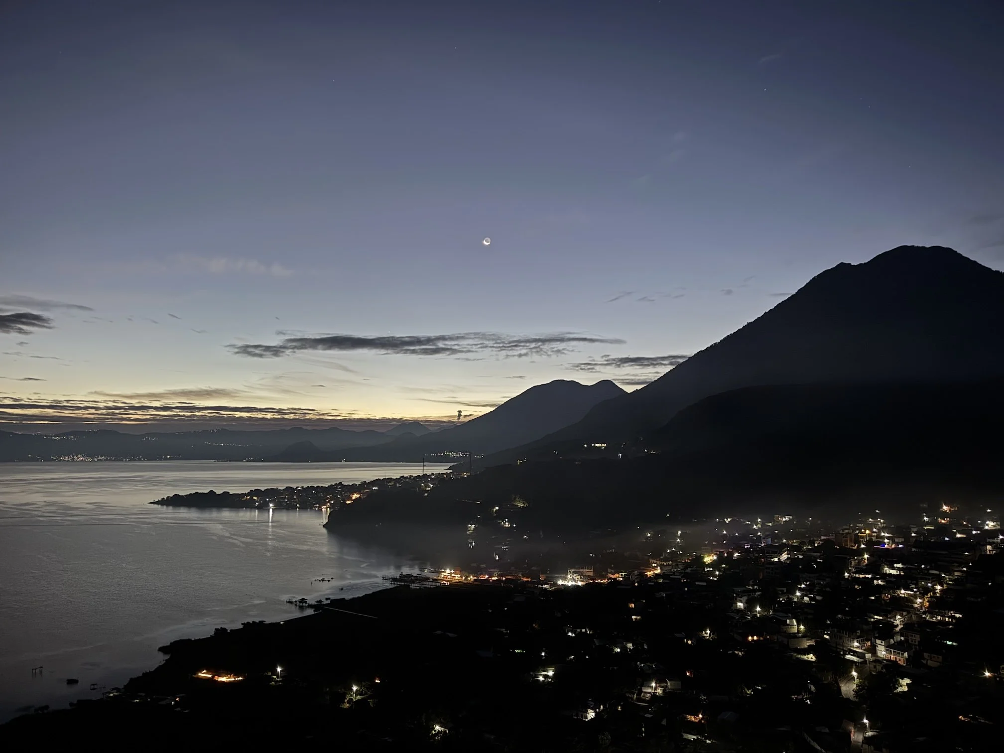 parte de la costa del lago desde el mirador al amanecer