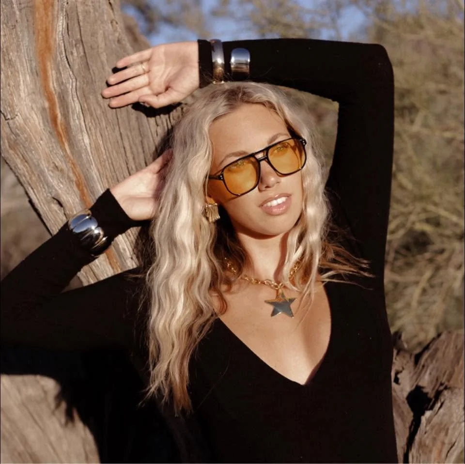 Live music at the Manette Wine Bar: Mia Lynn
