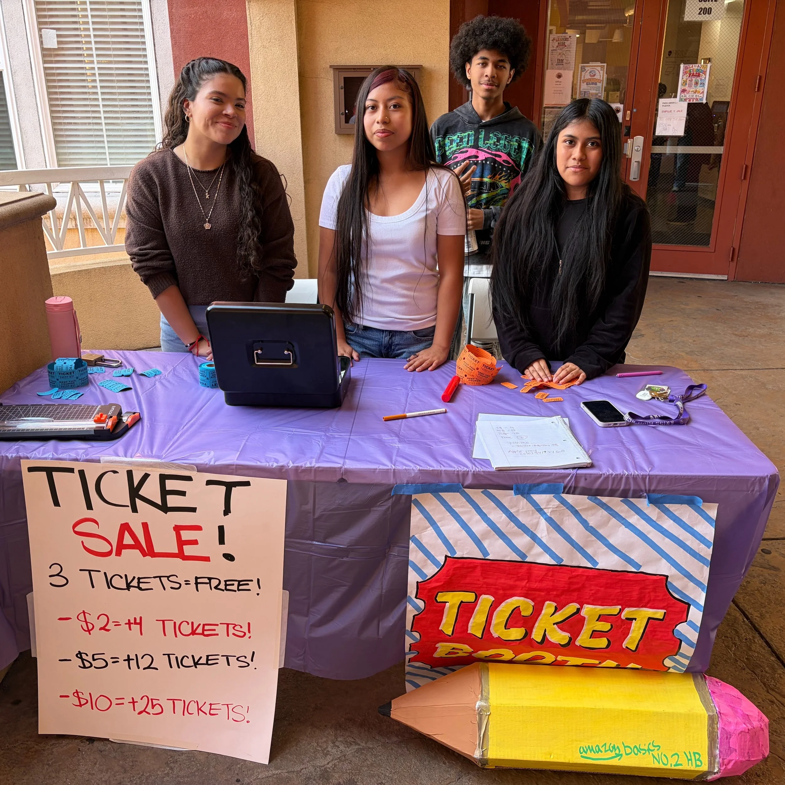 Last Friday FUNday was a resounding success! 🎉

Our Student Leadership class went above and beyond to create good vibes with music, games, and prizes during lunch for everyone to enjoy. 

We were also thrilled to showcase artistic contributions from