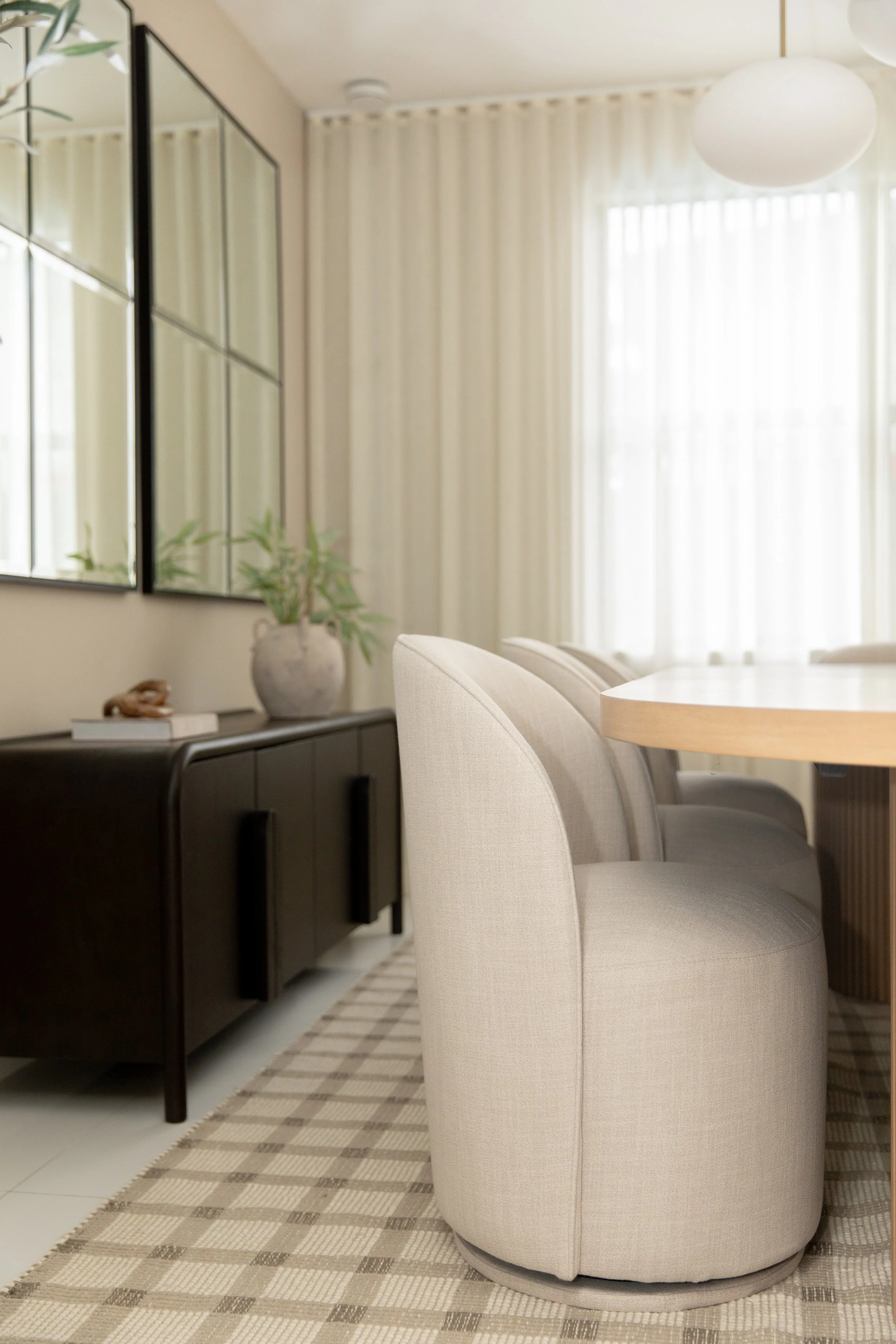The New Classic: The Art of Minimal Styling - How Less Can Feel Like More in a Dining Room