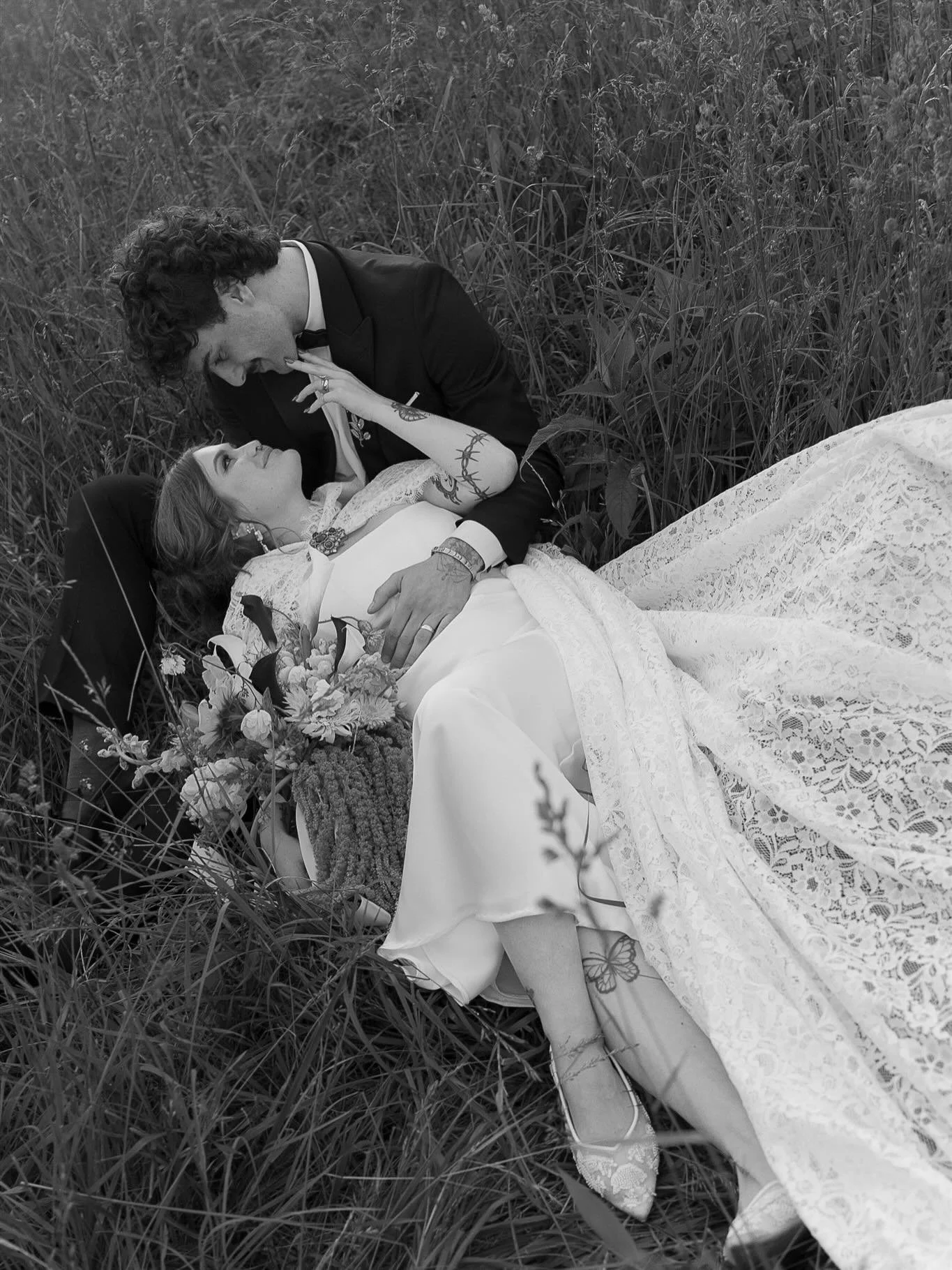 In honor of the holiday season, I am going to be offering $200 off to any couples who inquire + book a wedding or elopement from now until the end of January. 🤶🎄 This includes out of state weddings / elopements as well! I will also be offering 10% 