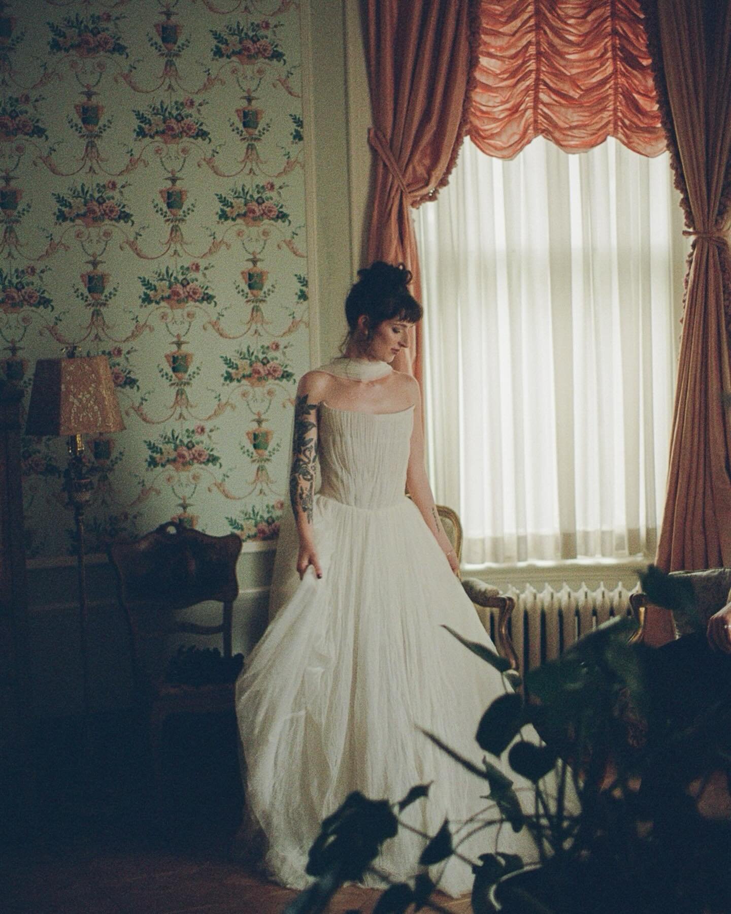 Film from our fall content day. 🎞️🖤 So grateful for all the amazing vendors who made this vision come to life! Give them a follow 🥲

Hosts @soulful.film / @jesscoyflorals 
Venue @conradcaldwellhouse 
Florals @jesscoyflorals 
Hair @ari_yourneighbor