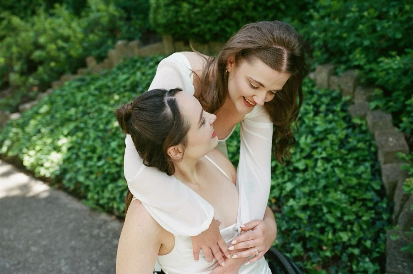 This rainy week has me so eager for some spring weddings and sessions 🥹🥹

Hannah + Lindley&rsquo;s spring wedding on film