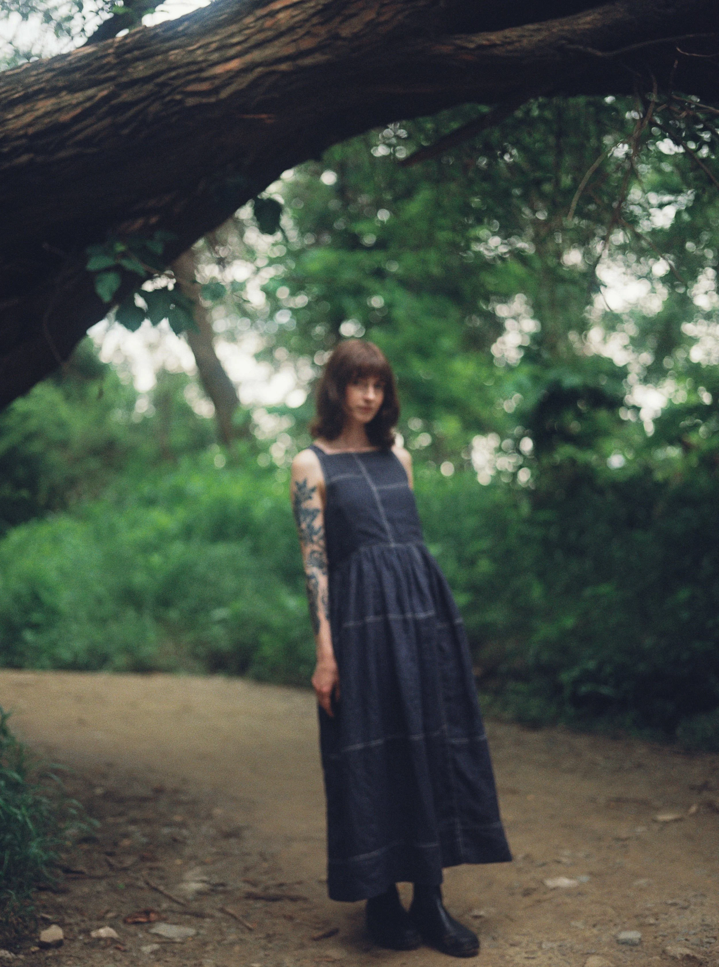 Portrait in nature, taking under a large tree