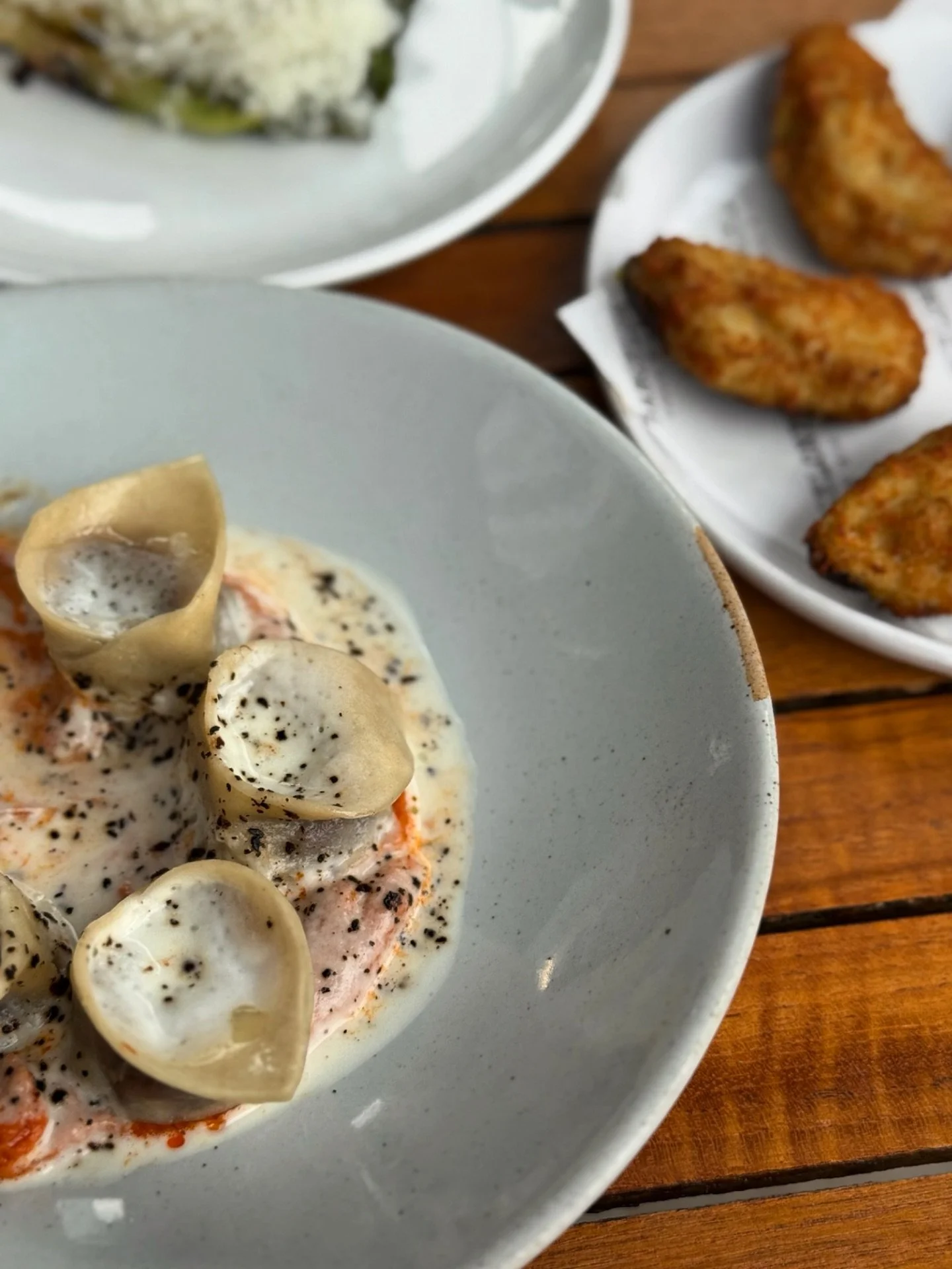 DUMPLINGS DE RABO DE TORO ✨
Oxtail dumplings, romesco sauce, mahon cheese foam

#meflipa #barcelonetamiami