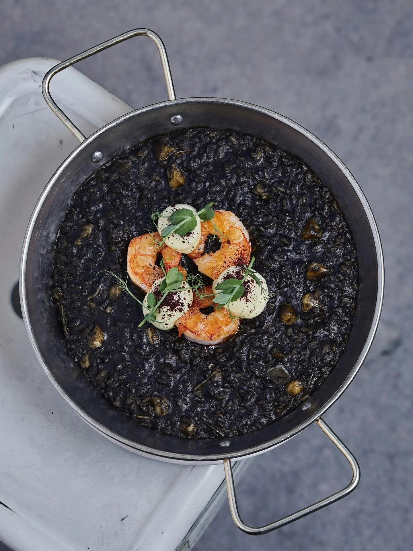ARROZ NEGRO ✨
squid ink, cuttlefish, prawns, alioli.

#meflipa #barcelonetamiami