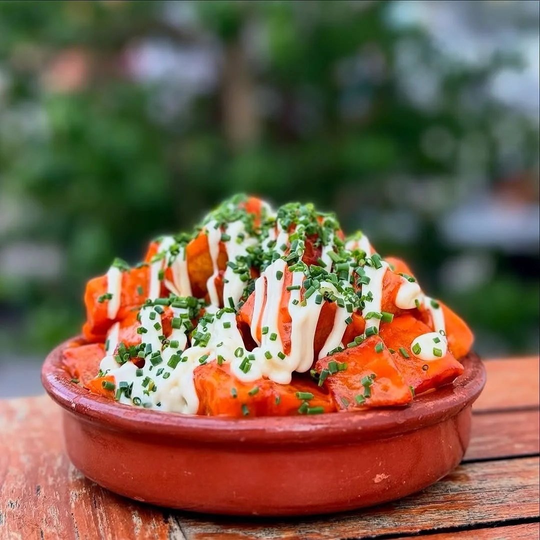 🤍 Too many cravings, one place.
De tapas a postres &mdash; aqu&iacute; todo se comparte&hellip; 

#meflipas #barcelonetamiami #summermoods #miami #miamivibes