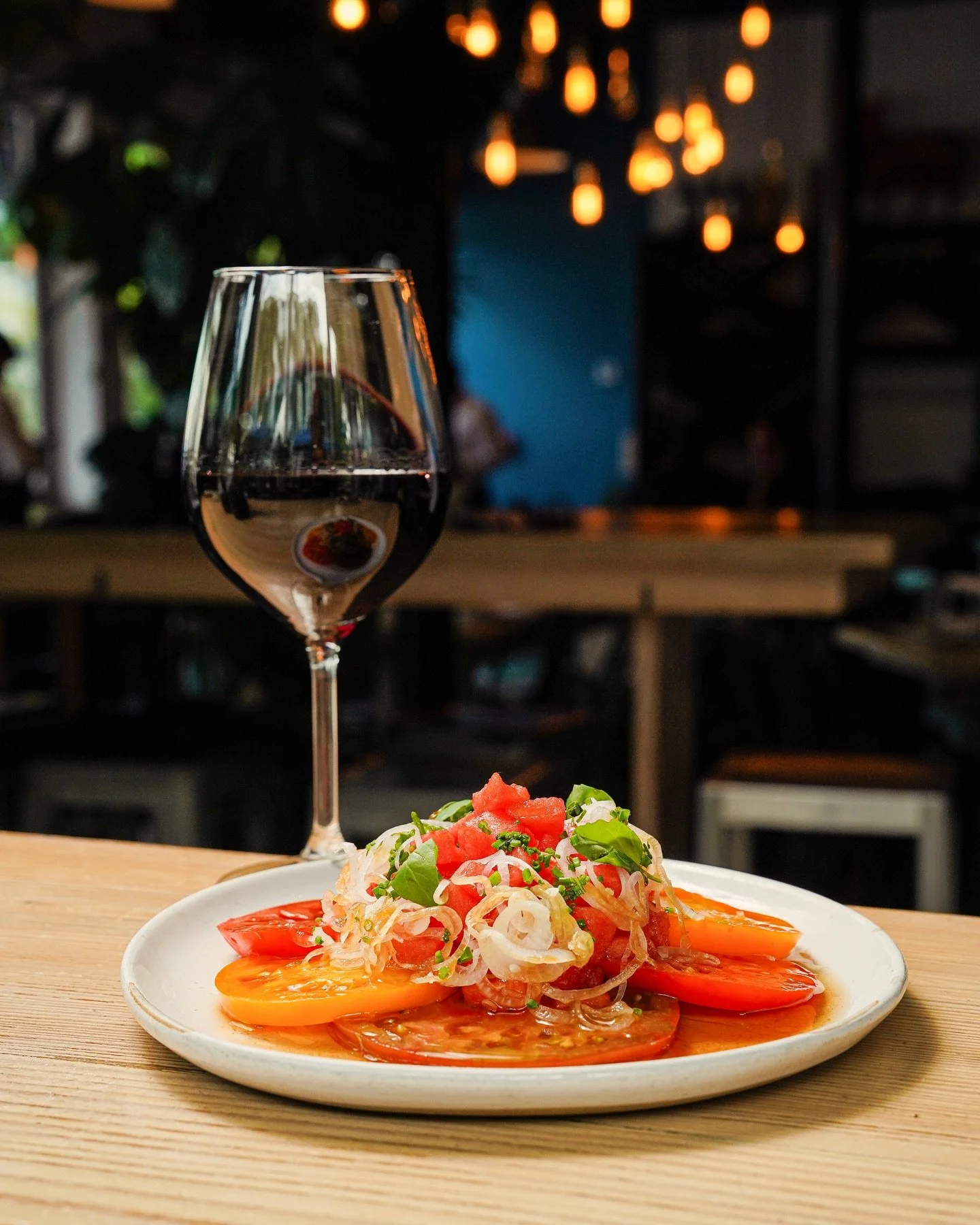 ENSALADA DE TOMATE Y SANDIA

Tomatoes, watermelon, 
basil, sherry vinaigrette