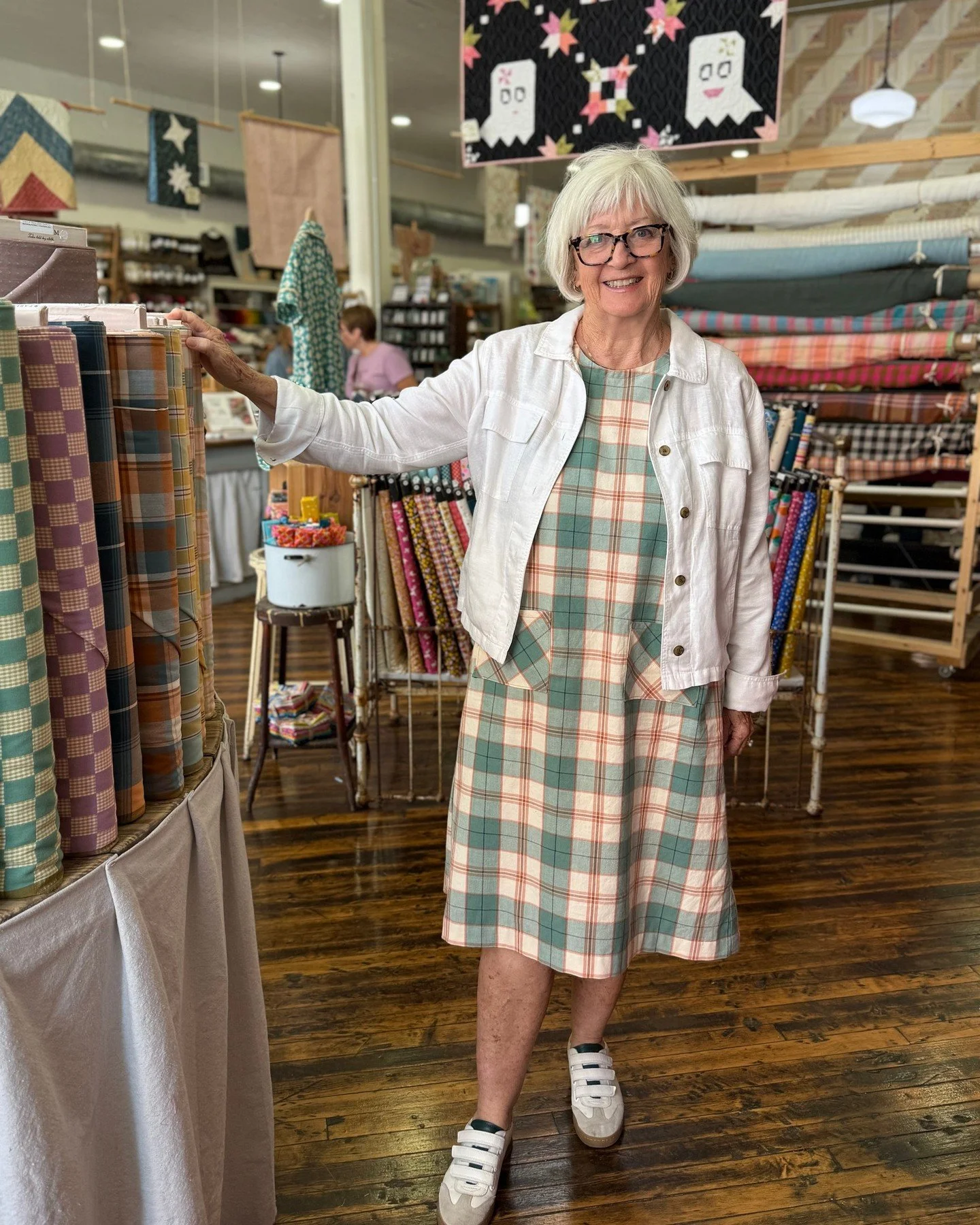 We had to share this incredible Willow Dress (pattern by @grainlinestudio) made by Sally! She made it her own with some mods...including the inverted pleat on the back! 

It is so cute in the Fableism Arcade Plaid Wovens! 

Lovely job, Sally! 

To sh