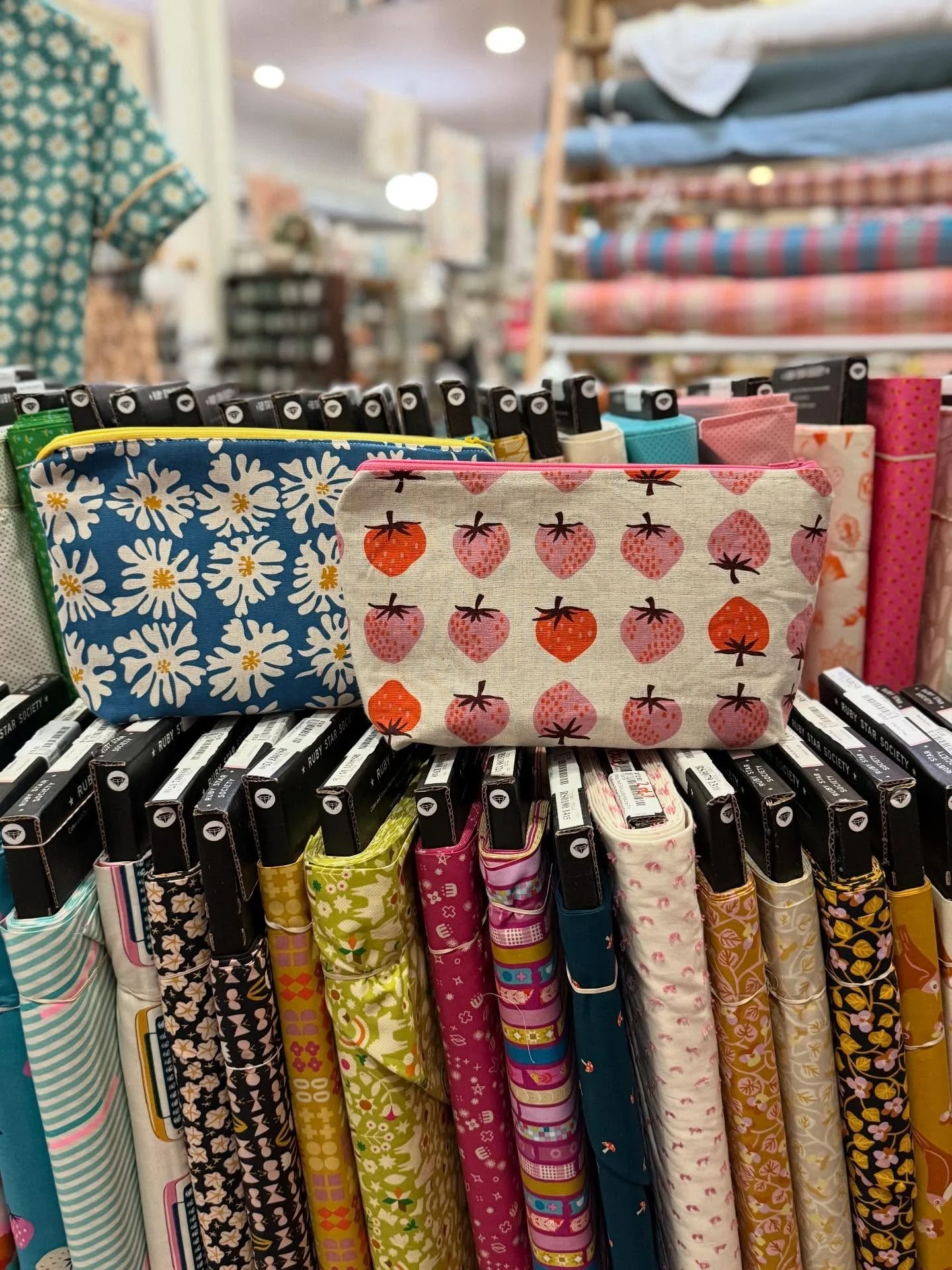 Keri is known for her fabulous sweaters and teaching our new sweater knitters....but she's also getting into sewing!! She made her first zipper pouch! She used the pattern that comes with the Boxed Bag Template...and the Strawberry Canvas -Natural. W