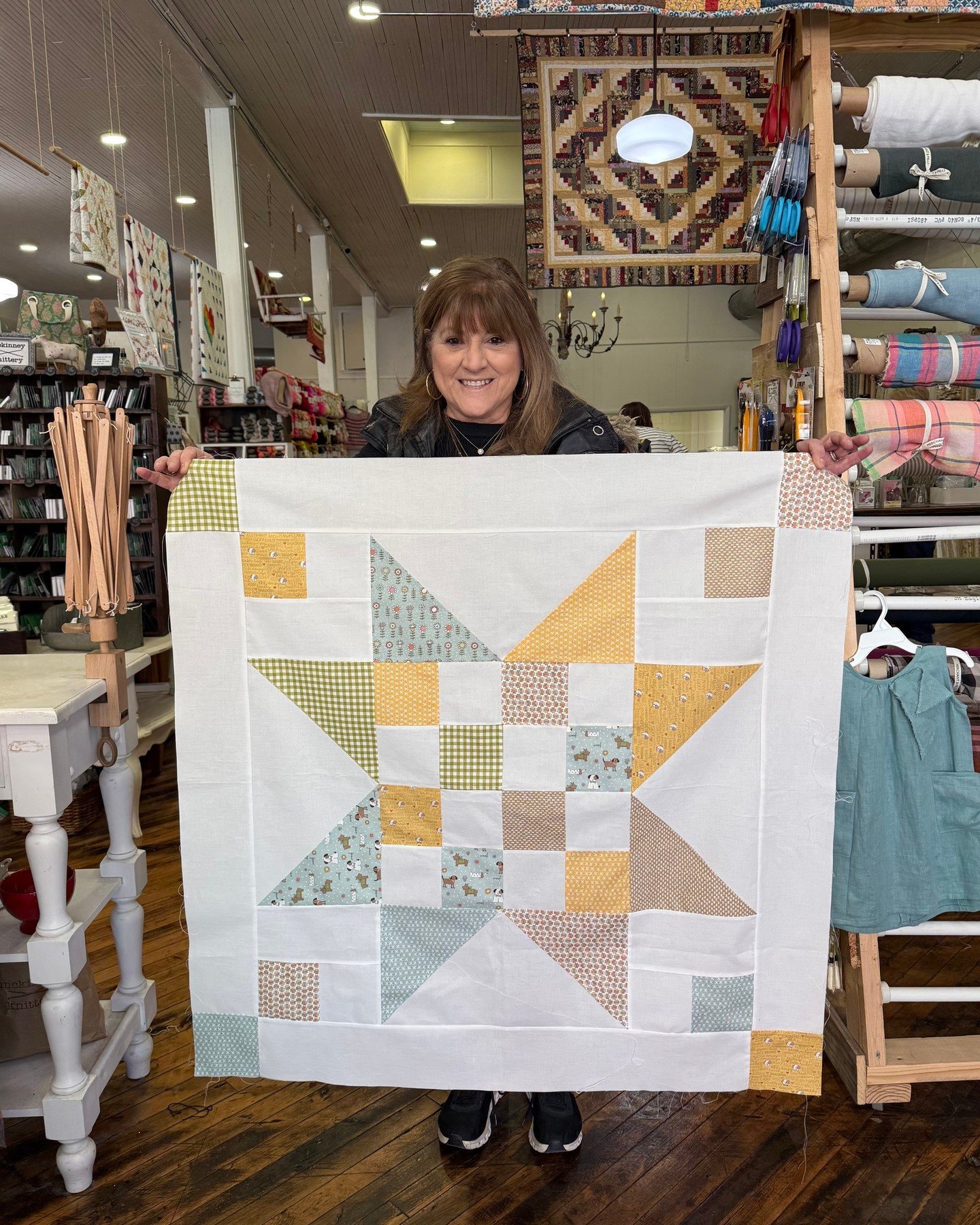 Joann shared her latest finished object with us ....and instead of a knit sweater, it's a charming quilt!! She used the Sweetwater Lucky collection + the Big Baby quilt pattern by Amber of @gigis_thimble. 

Love it, Joann!!! 

To shop the pattern onl