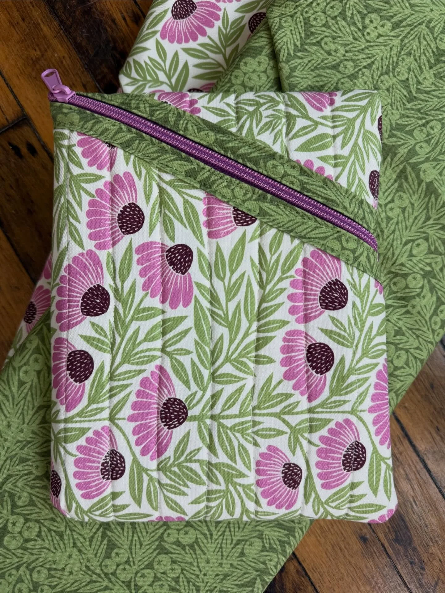 We had to share this GORGEOUS Hemingway Pouch - made by Keri @keriknits!! 

She used the Garden Series fabric in Cream and Dusk, and we just LOVE it!! 

These pouches make fantastic gifts ... but they are so good you will definitely need one for your