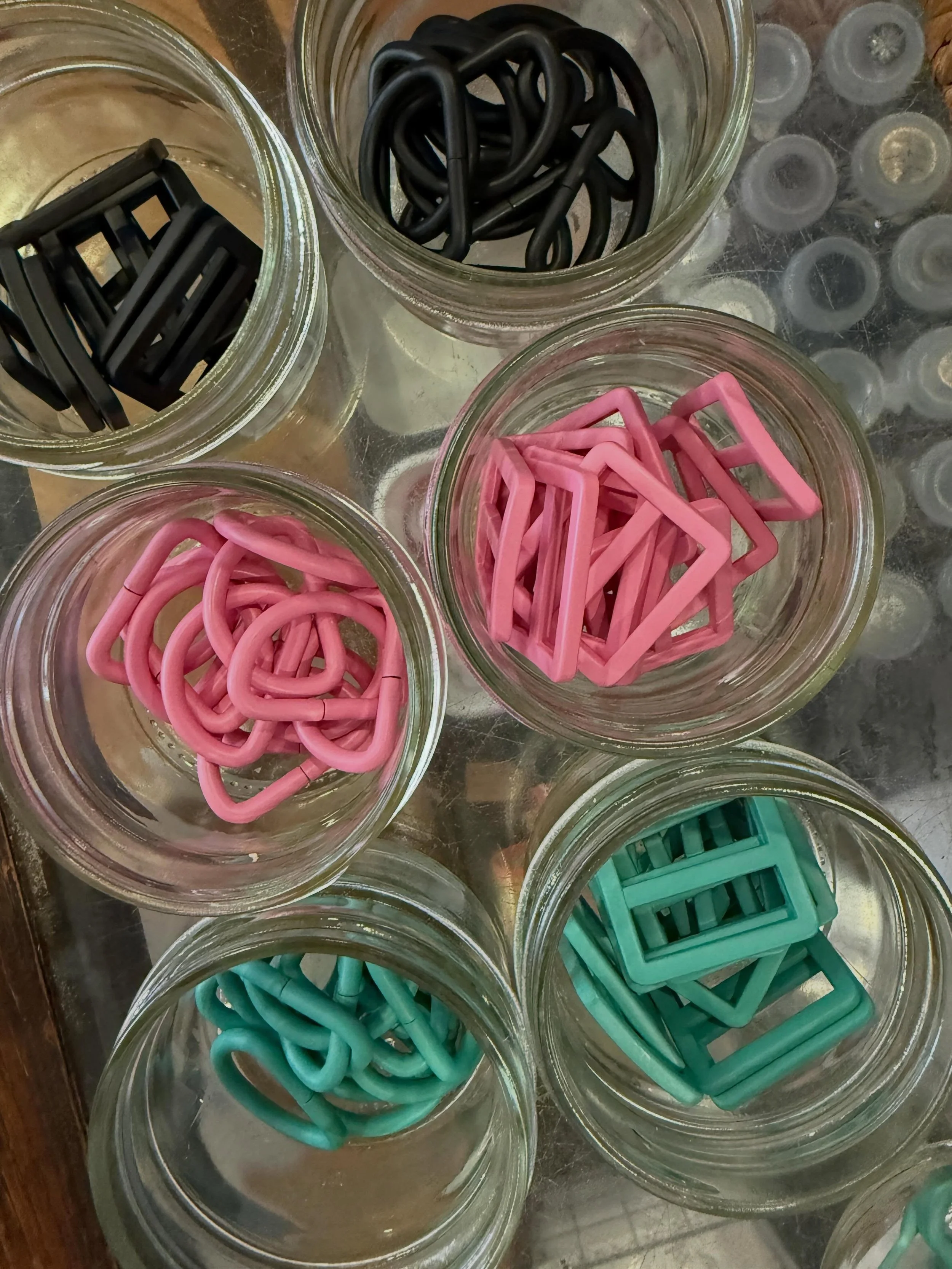 More eye candy comin' at ya!! We ordered 1" bag hardware and 1" webbing for Julie's upcoming Pembina Backpack class....and will have more pictures of the backpack soon when we announce the class details! 

#pembinabackpack #bagmaking #downt