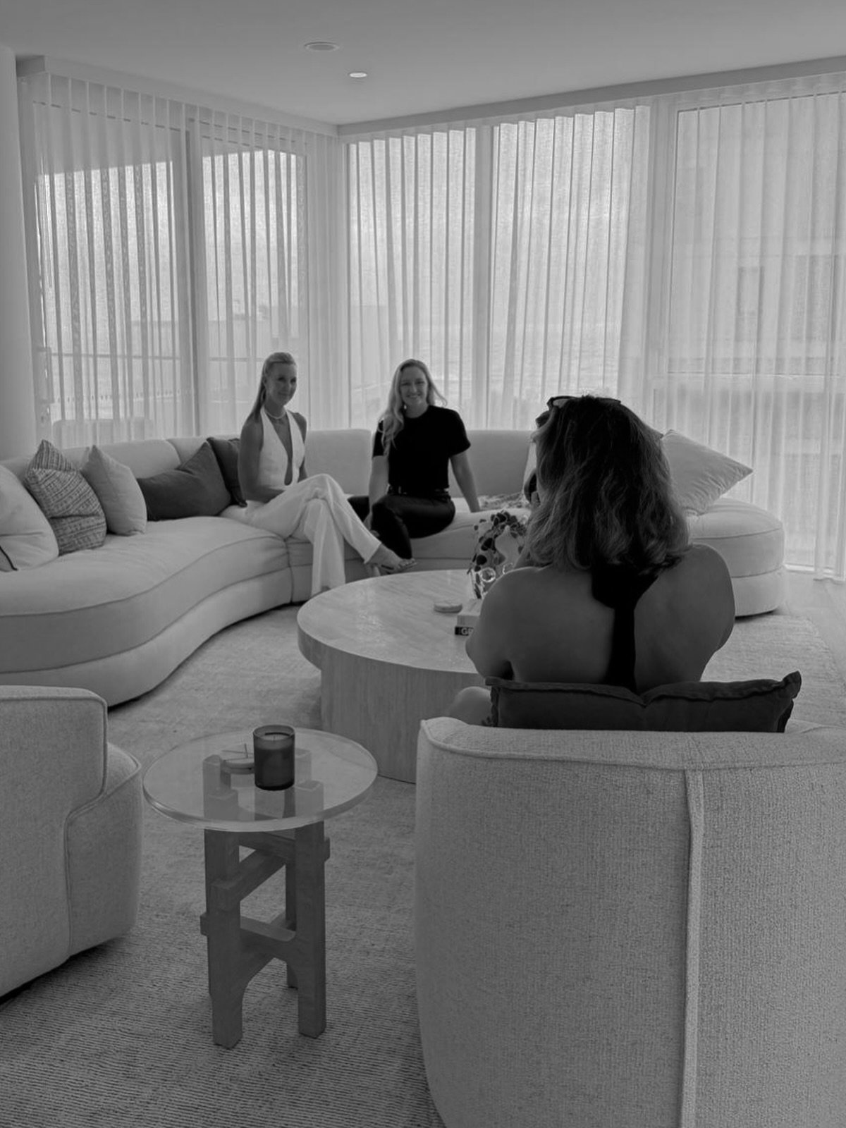 Creative In A Day &bull; with the powerhouses @christinalynnmcgrath @skye_swift @optimisehealthandbusiness ❤️&zwj;🔥

Location &bull; @lamer_mainbeach special thanks to @jameselliott_otpgroup 🙌

What the day included: 
✔️Photoshoot 
✔️Content Design