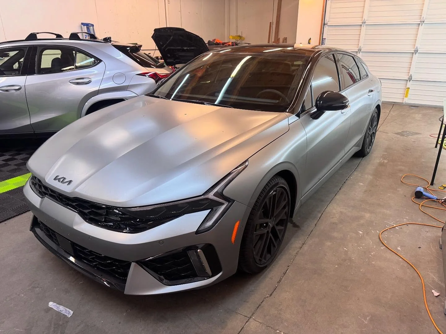 Pillar blackout to match the roof on this Kia! Also did a chrome delete on the window trim and badges I believe. Finished it off with a tail light tint using @luxe.lightwrap