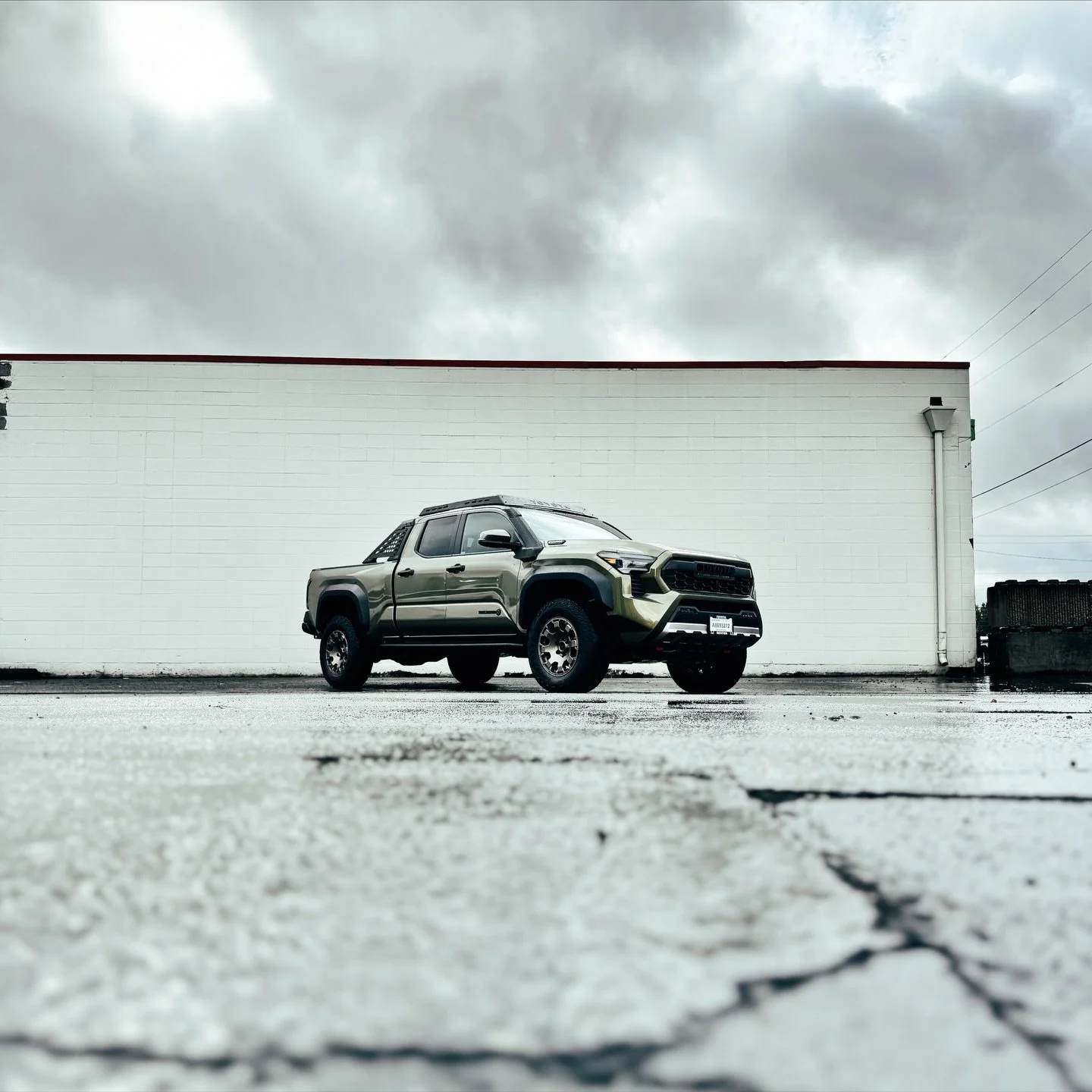 This 2025 Toyota Tacoma Trailhunter got a complete makeover. We wrapped it in @3mfilms Gloss Verde Antico PWF and finished the door jambs for a true factory-fresh finish. As an avid off-roader, the owner wanted both style and protection out on the tr