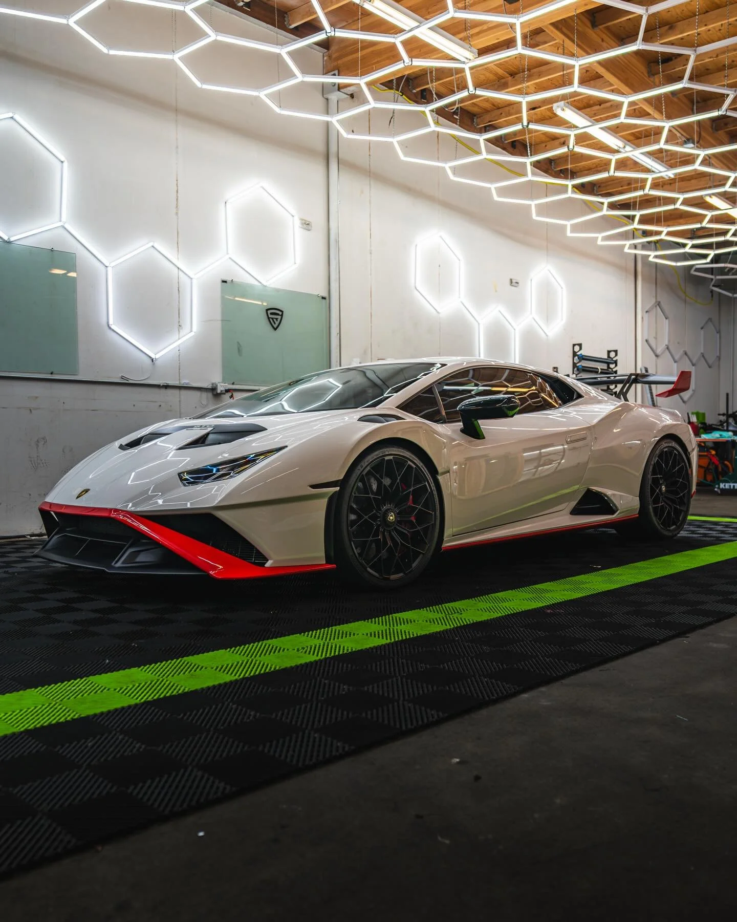 Lamborghini STO protected where it actually matters.
Full front + track pack PPF installed using STEK DYNOshield from @stek.usa, covering all high-impact areas and every piece of exposed red trim that takes abuse.
Finished with @stek.usa DYNOtop wind