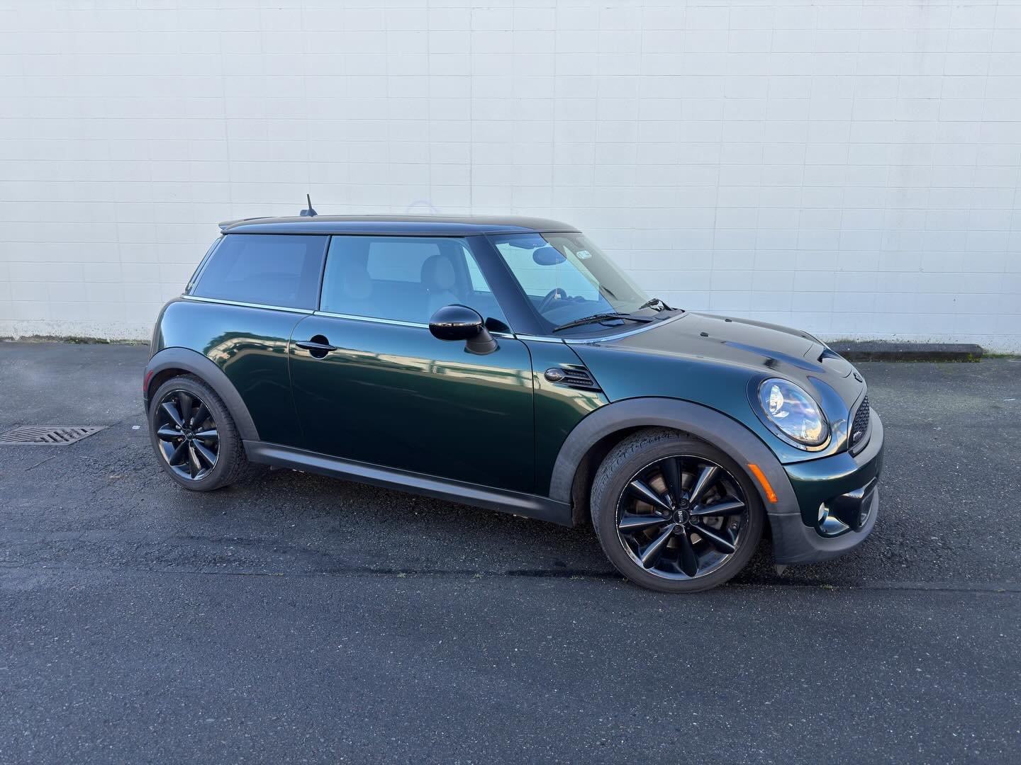 Mini Cooper brought back to life in @kpmfvehiclewraps Green Black Iridescent. Deep green with that subtle flip in the light, simple but hits hard in person.

This one came with a little &ldquo;custom artwork&rdquo; surprise in the form of spray paint