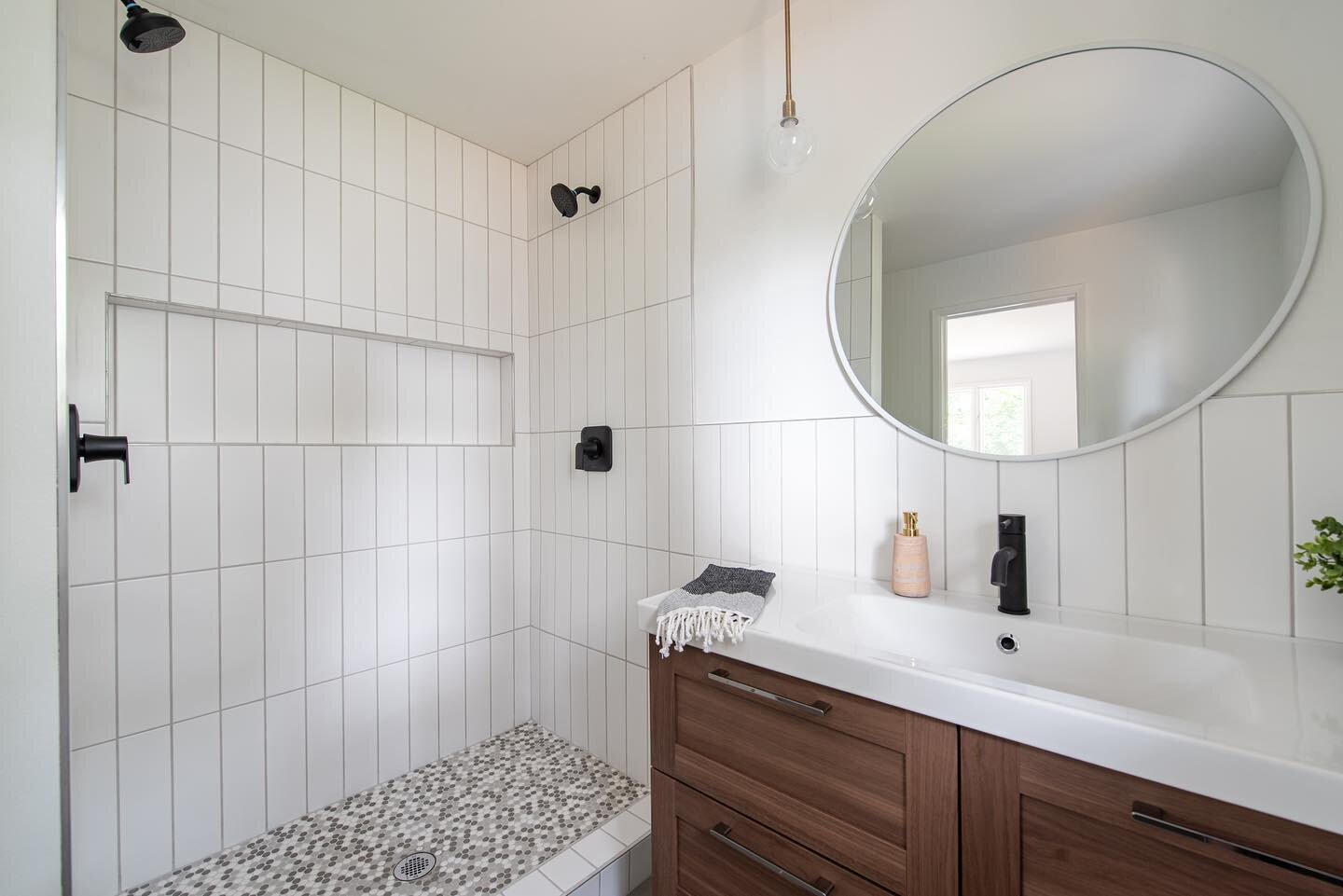 Does a master bathroom need to be big to be luxurious?
.
The correct answer is no. The master bath in #TheCedarProject was not huge, but it sure was beautiful. If you haven&rsquo;t noticed, we love a double shower head. It makes any shower feel more 