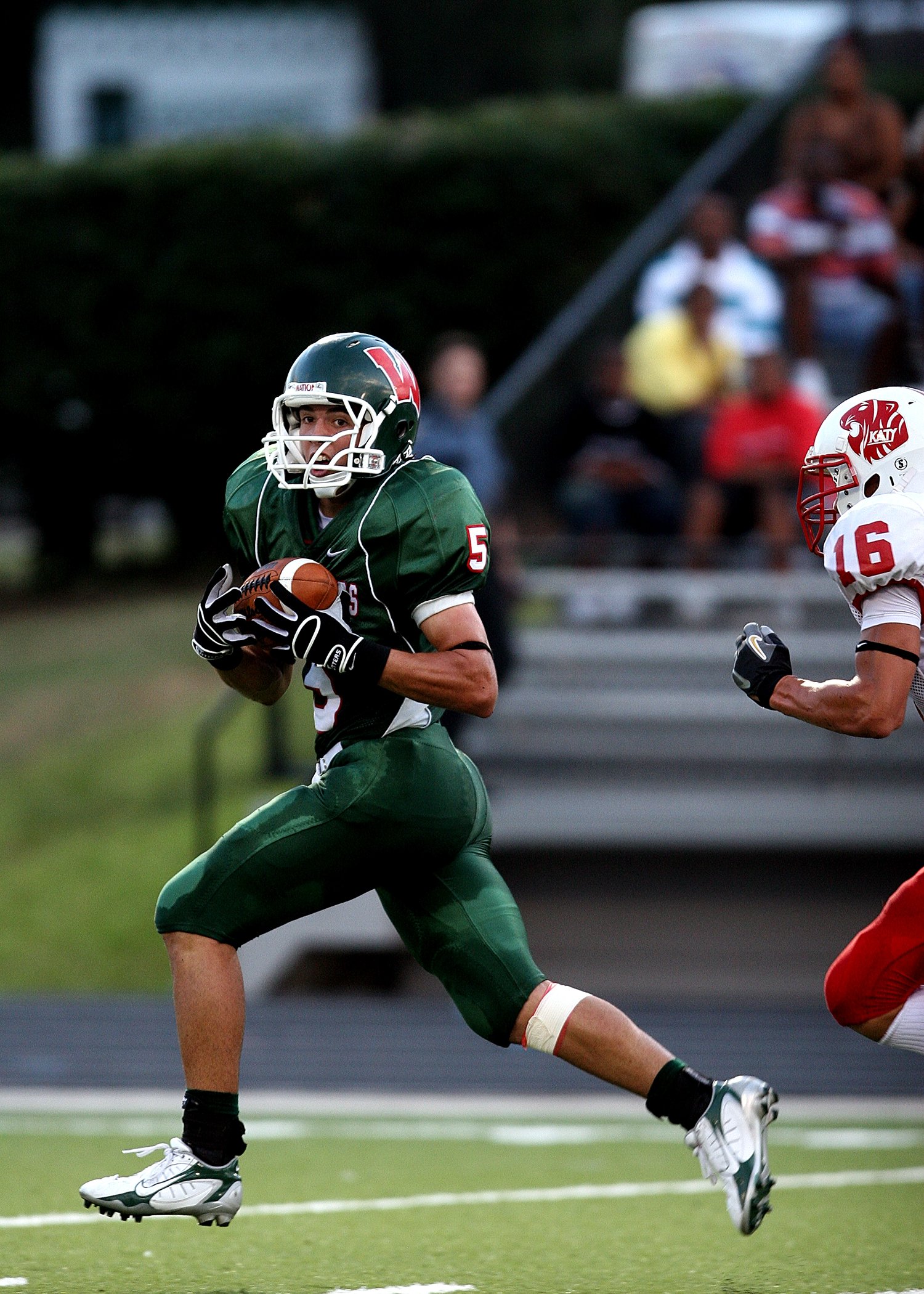 A football player catches a ball while an opposing team member chases. Learn how a therapist in San Diego, CA can support athletes in addressing mental health concerns. Contact Milk and Honey Therapy to learn more about therapy in California & more.