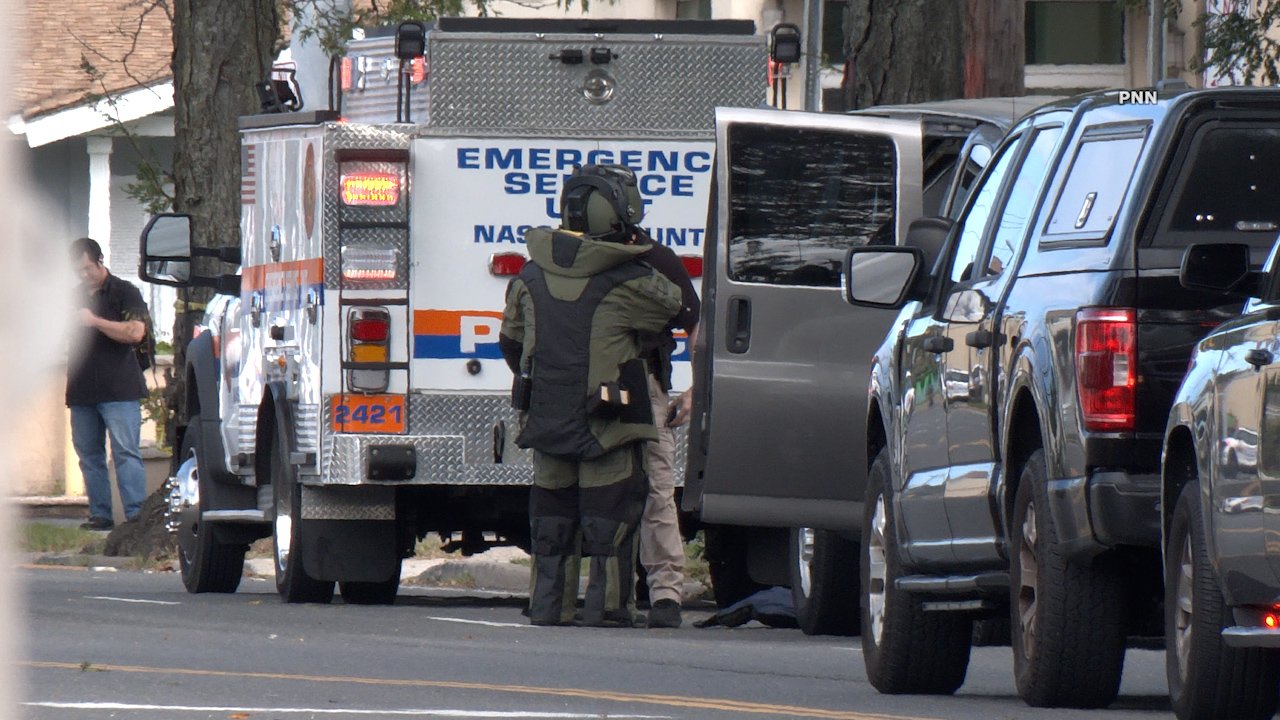 Police response to bomb threat at Hicksville Public Library